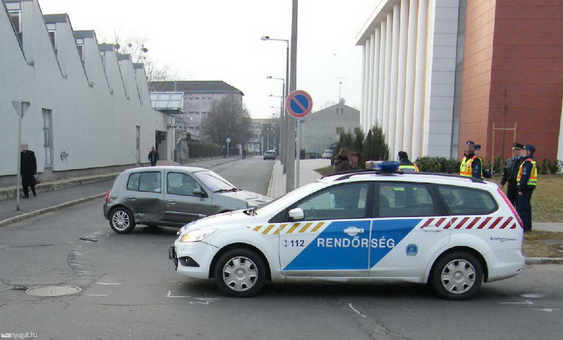Rendőrautóval ütközött a szabálytalan clio-s Szombathelyen