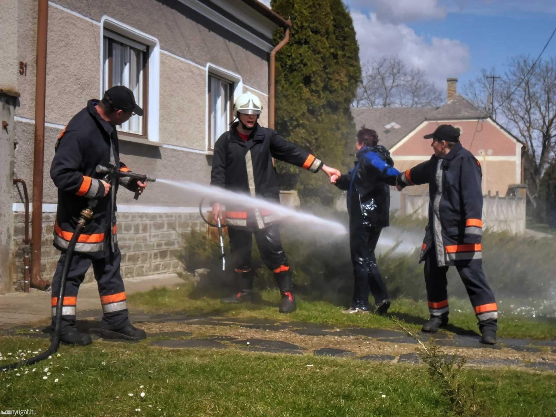 Húsvéti locsolás a hosszúperesztegi tűzoltókkal