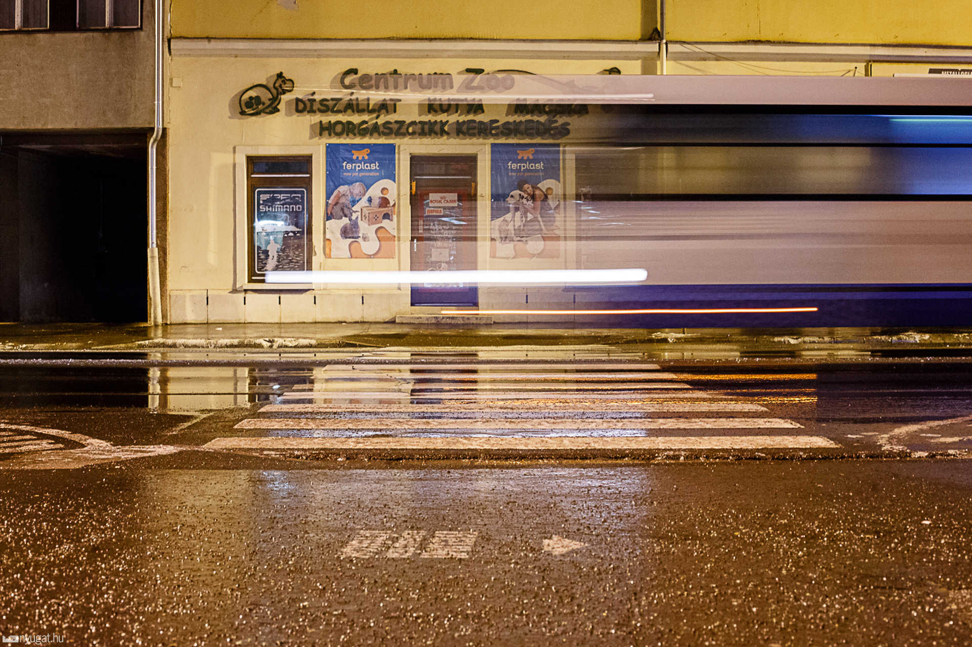 Ónos eső után az esti belvárosban