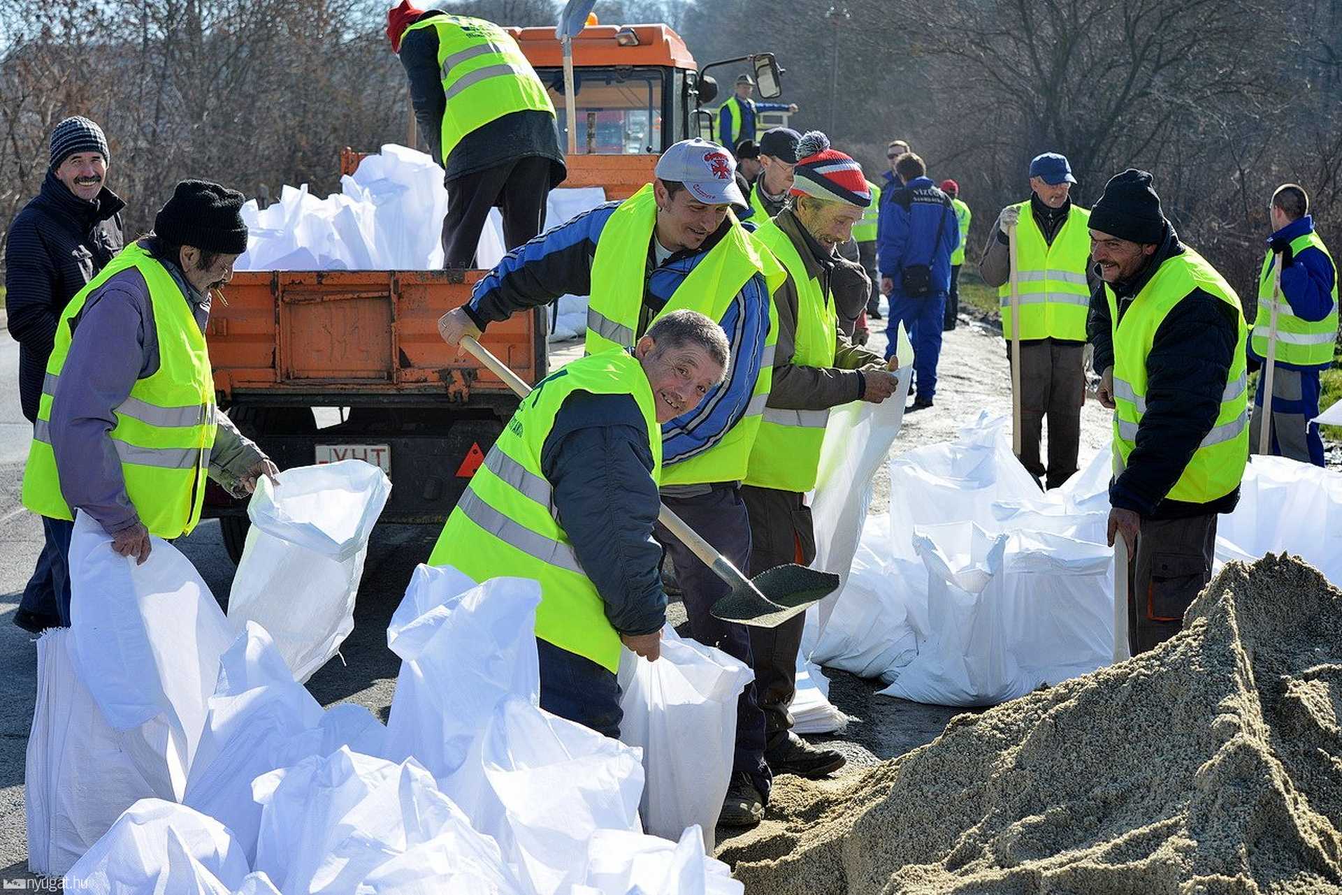 Nyúlgát építése Körmend mellett - Áradó Csörnöc és Rába 2014.02.13.