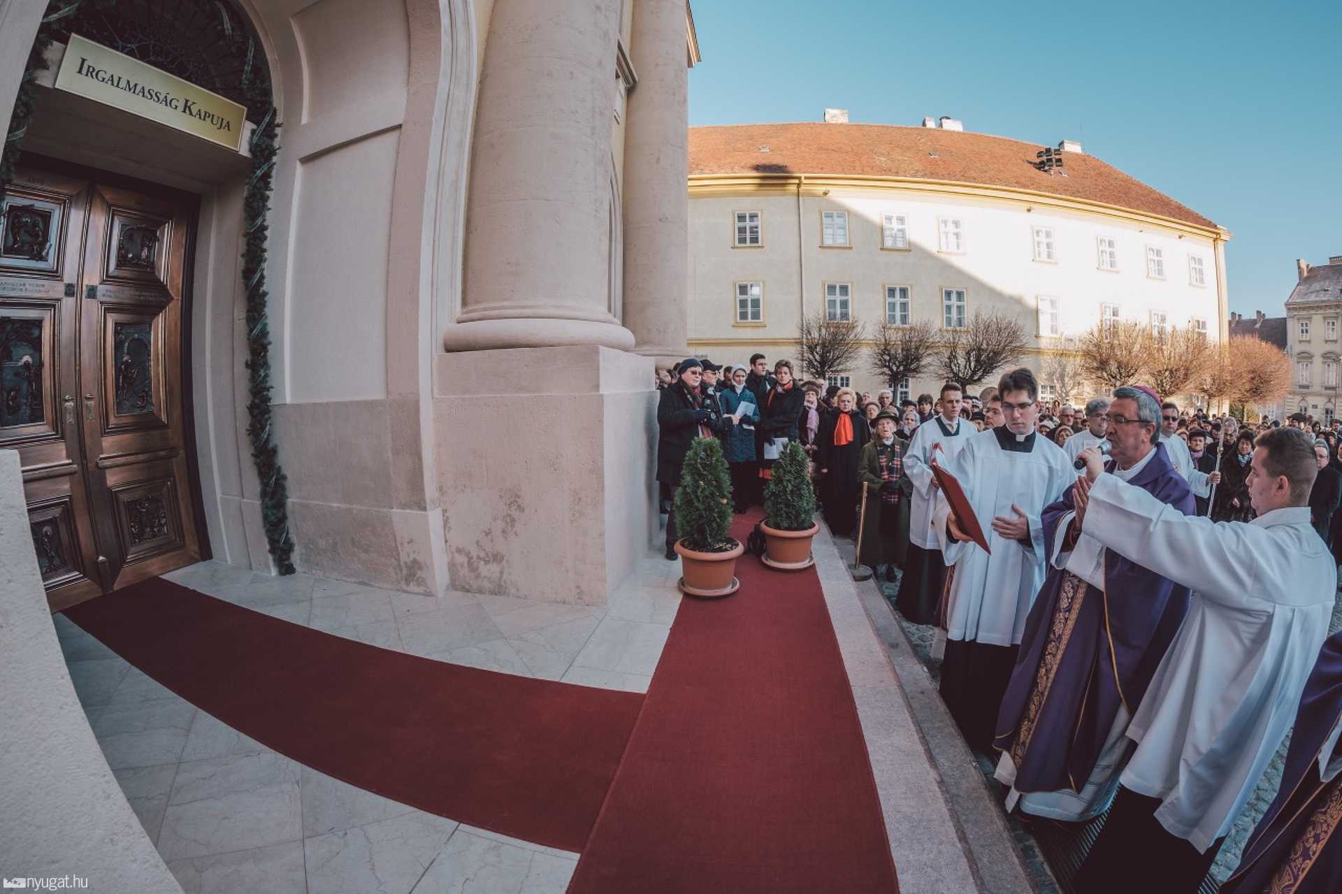 A Székesegyház bronzkapujának megáldása