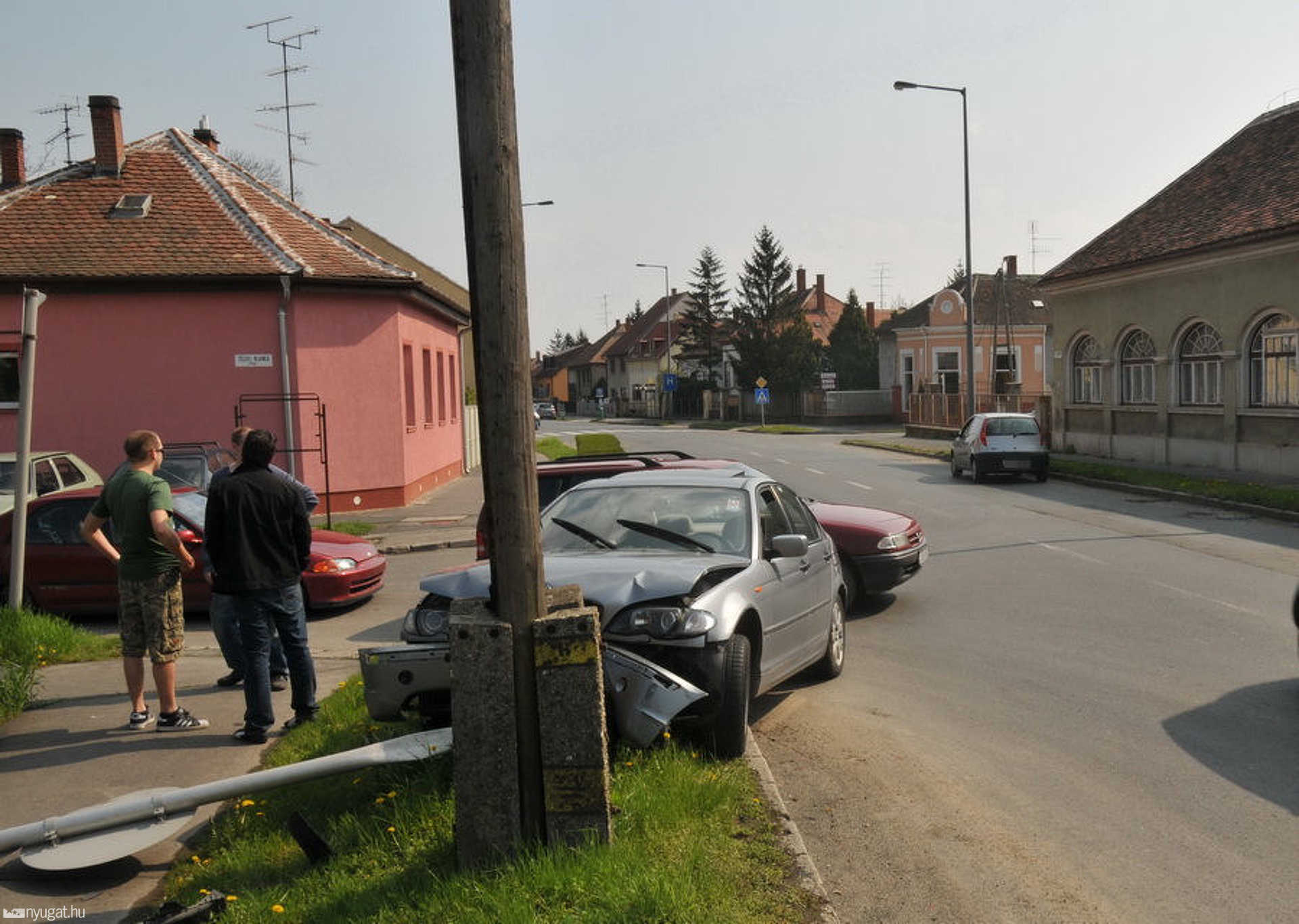 A BMW sofőrje és a helyszínre siető barátai a roncs mellett kiabáltak a másik autó vezetőjével