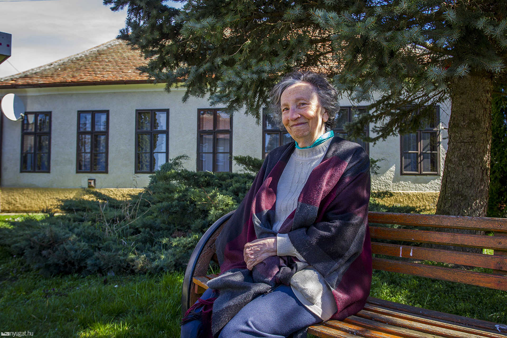 Mária néni egykori iskolám előtt. 