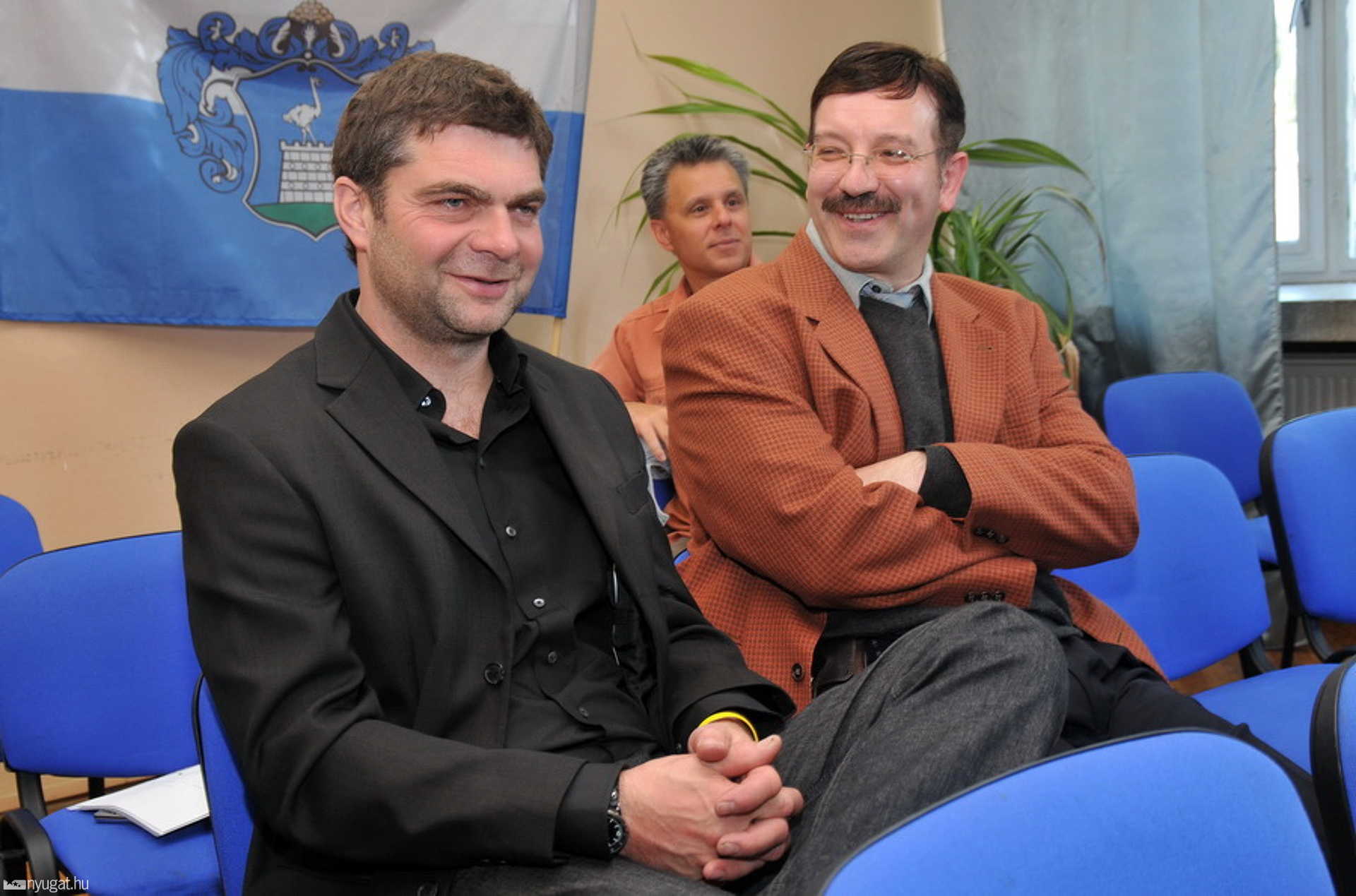 Osztrák nyomozó (balra) a sajtótájékoztatón