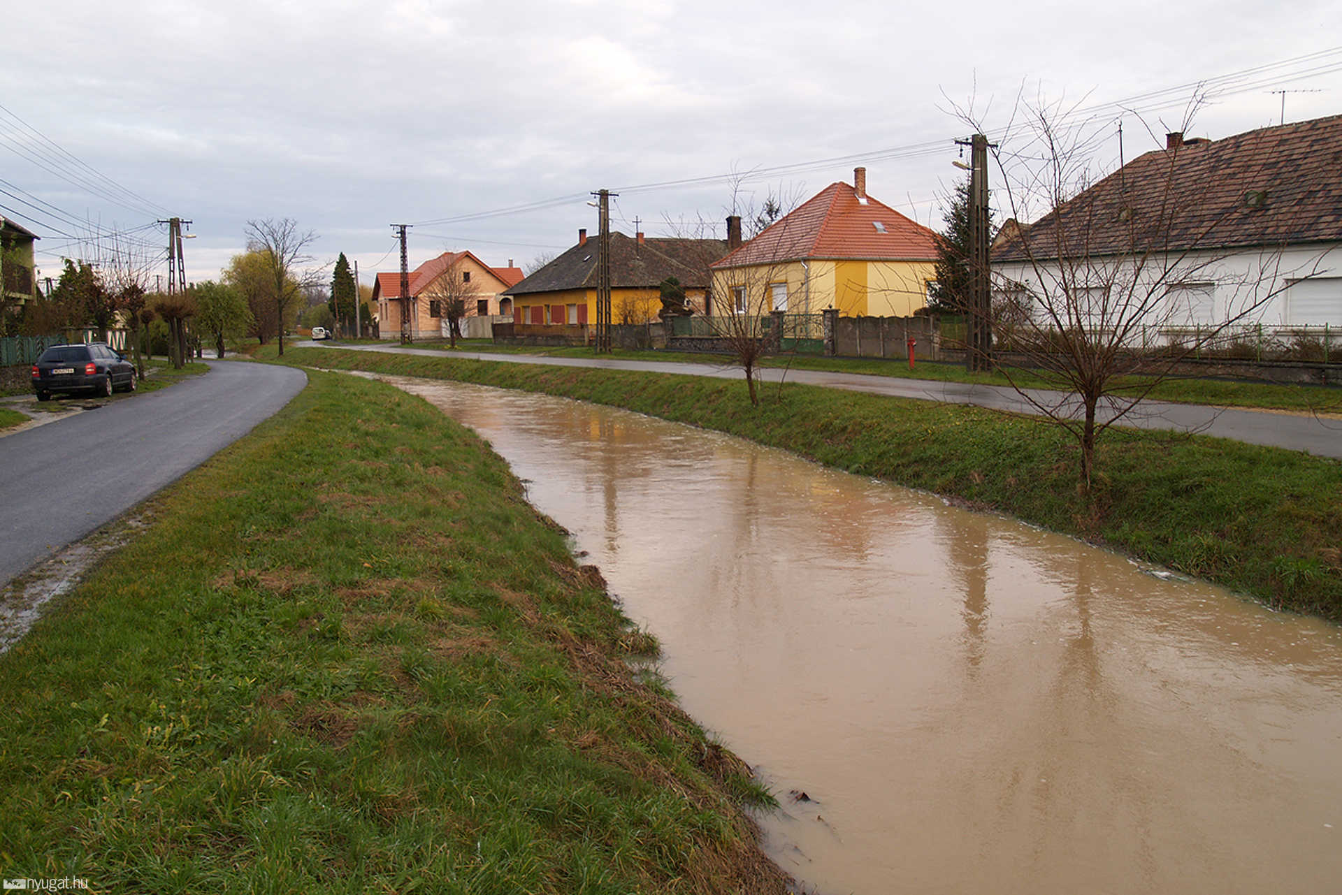 Árhullám a Kozár-Borzó patakon