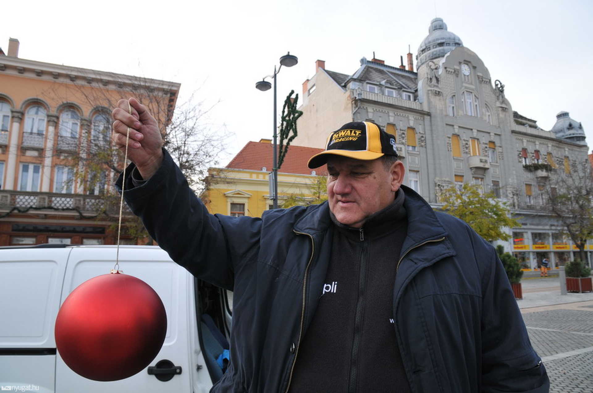A fadíszek kicsit nagyobbak, mint a megszokott üveggömbök