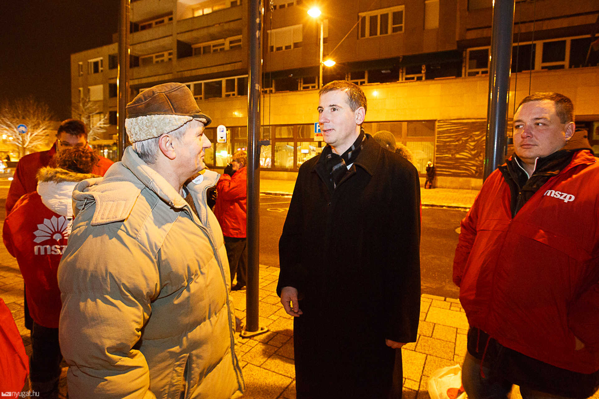 Ellenzéki gyertyagyújtás a városháza előtt
