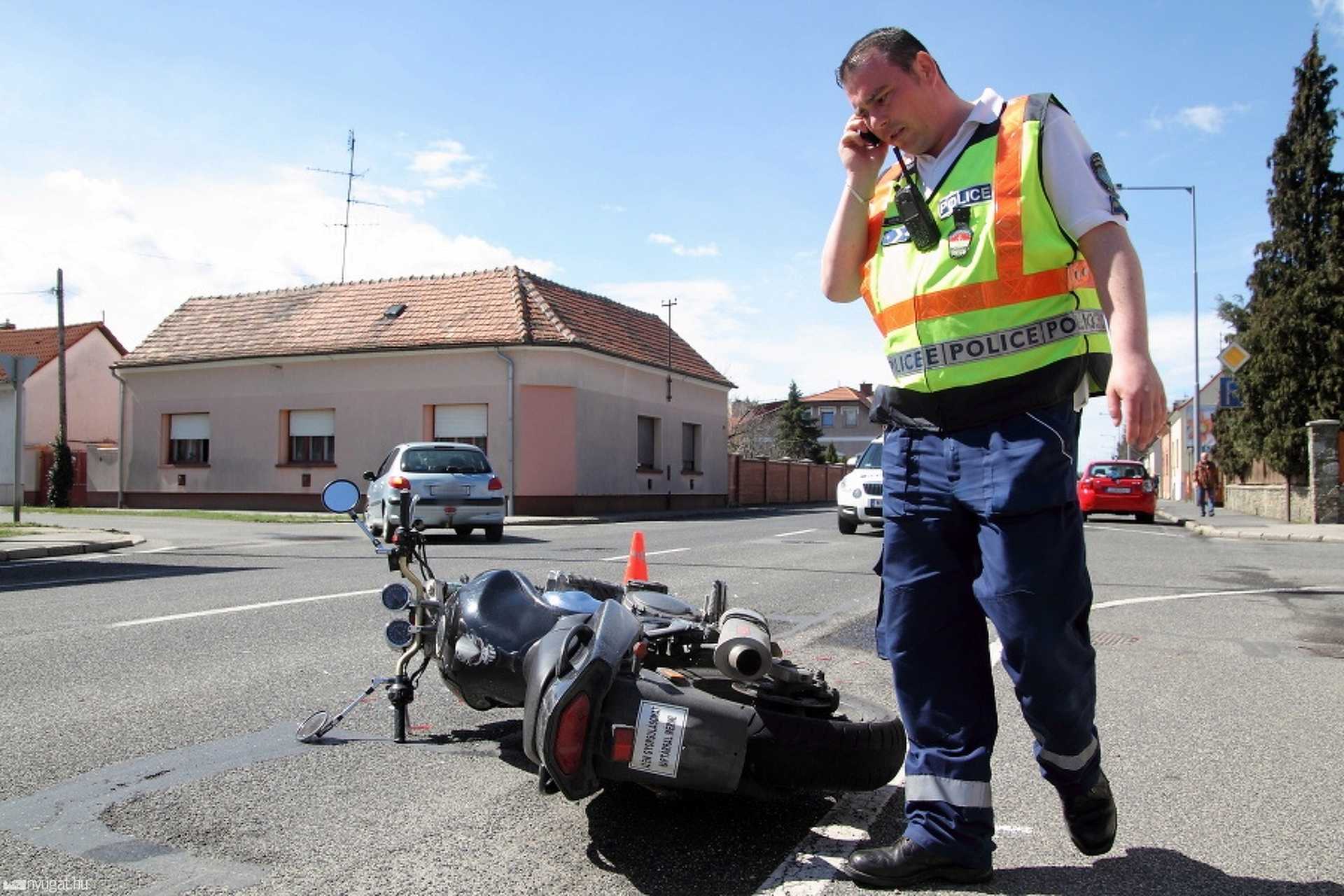 Jogosítvány nélkül és rendszám nélküli motorral okozott balesetet