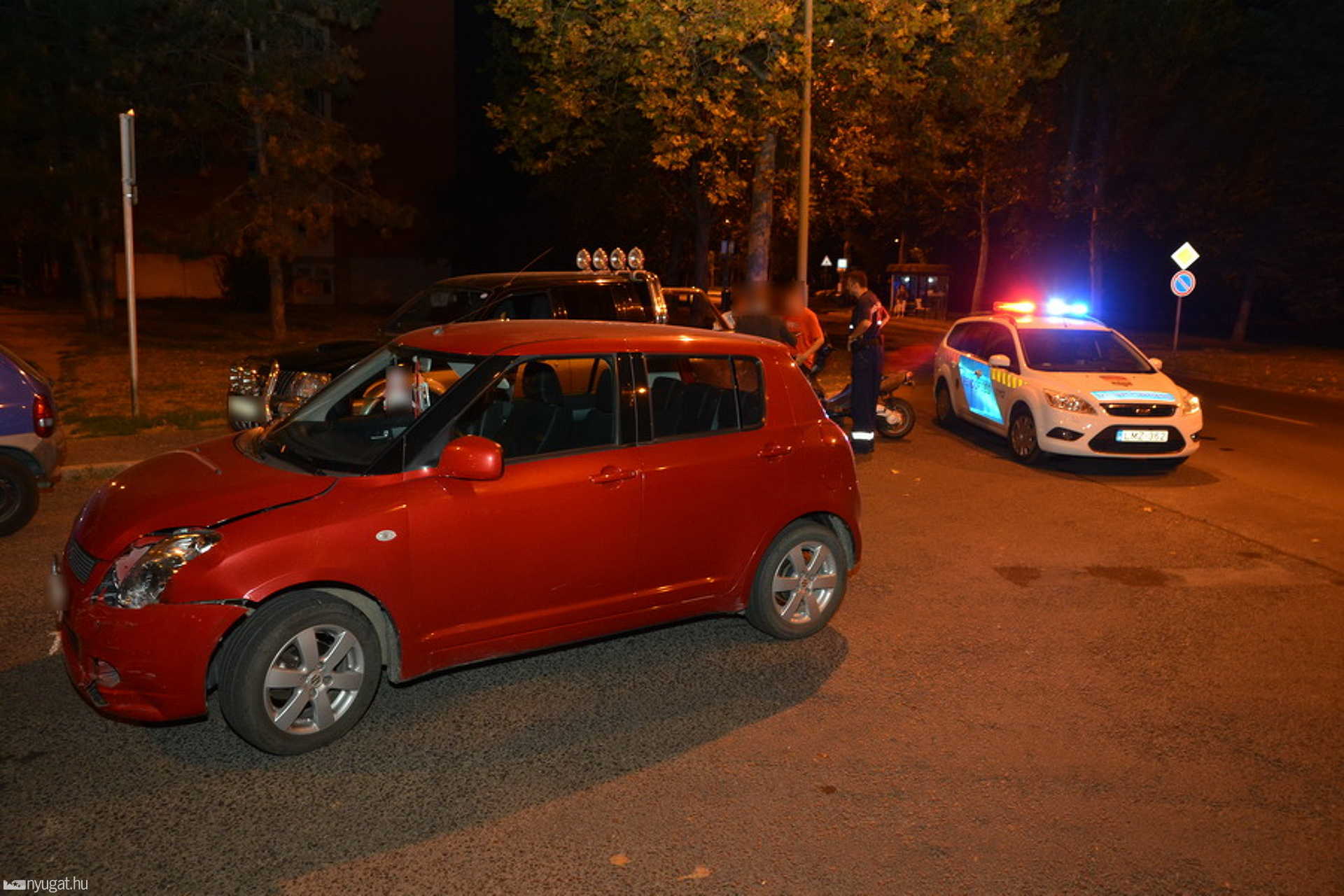 Személyautó ützötte el a szabályos segédmotorost