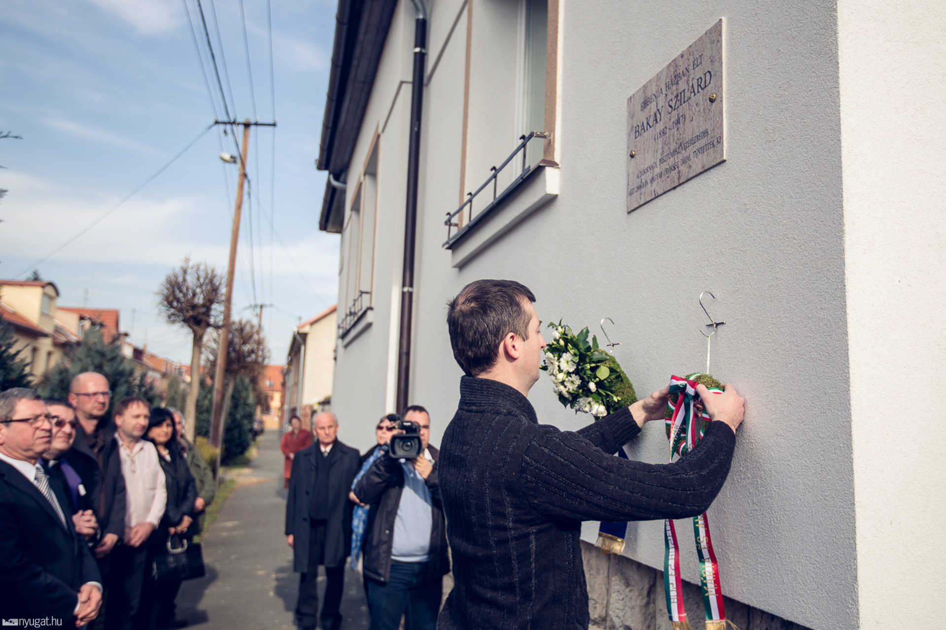 Megkoszorúzták Bakay Szilárd emléktábláját