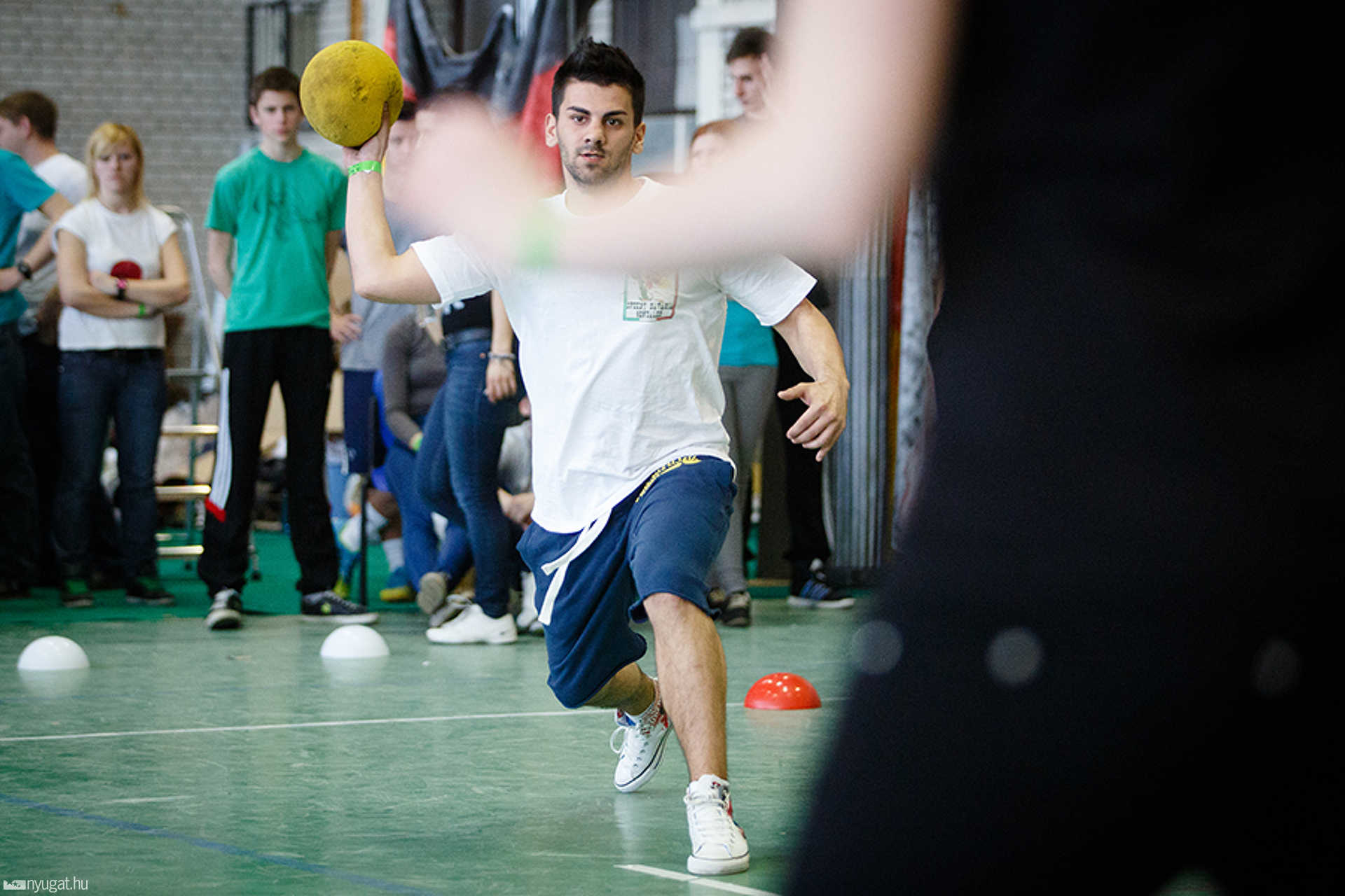 Kreatív olimpiai relikviák piaca és kidobó a 24 órás vetéledőn