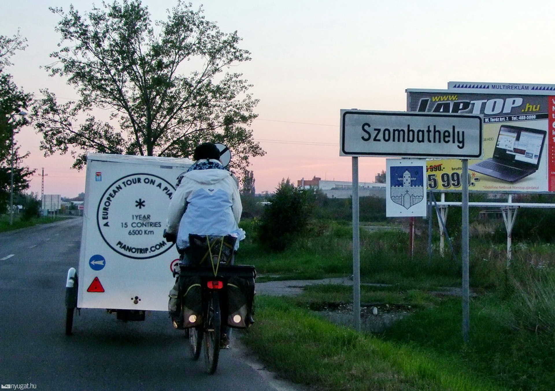 A zongorával kerékpározó Pianotrip párosa áttekert Szombathelyen