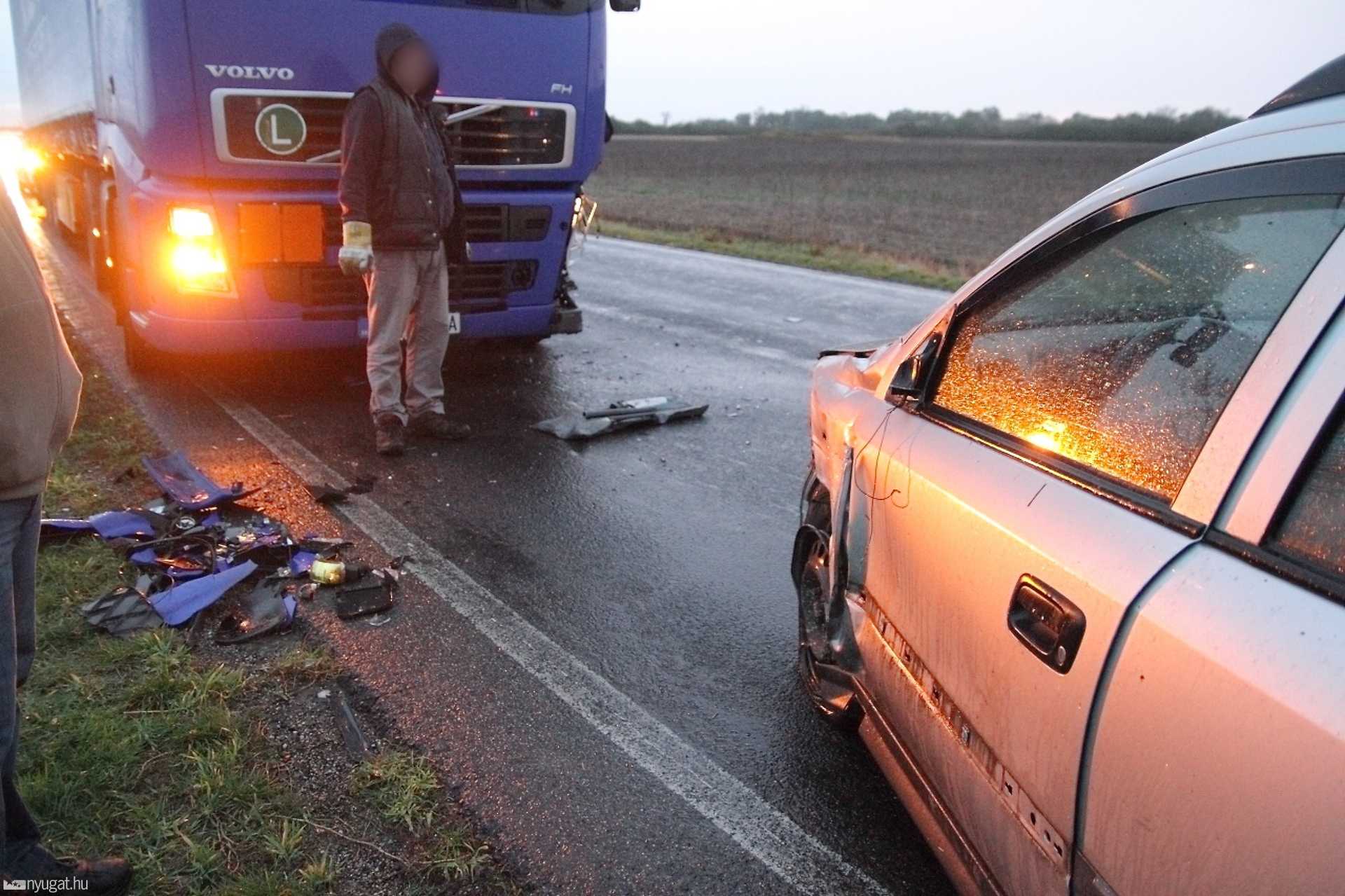 Kamion és személyautó ütközött a 86-os úton