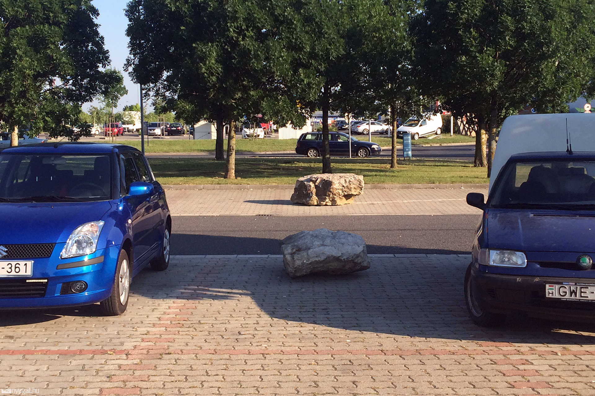 Sziklák a Tesco parkolóban
