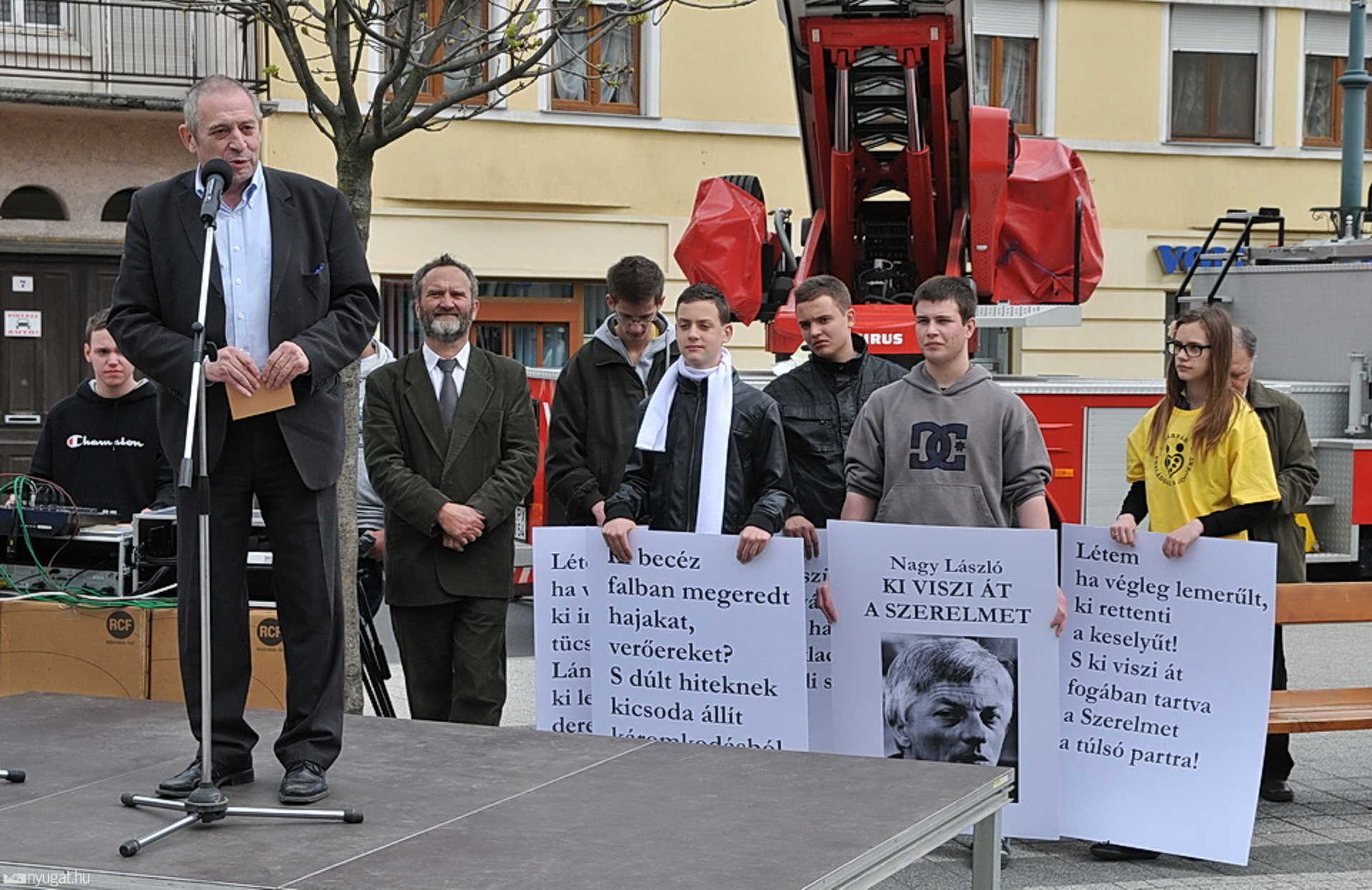 Ki viszi át a szerelmet - közös versmondás Sárváron