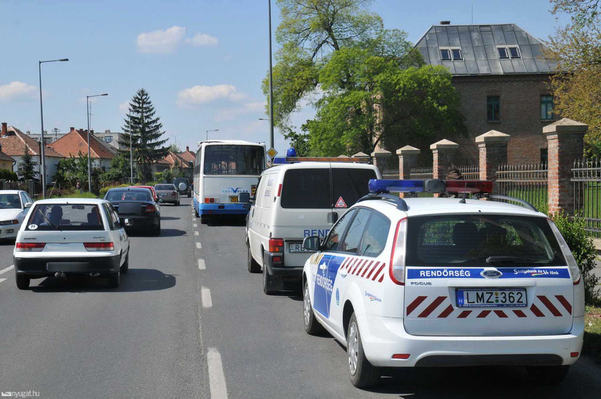 Megdobták a Vasi Volán helyijáratos buszát