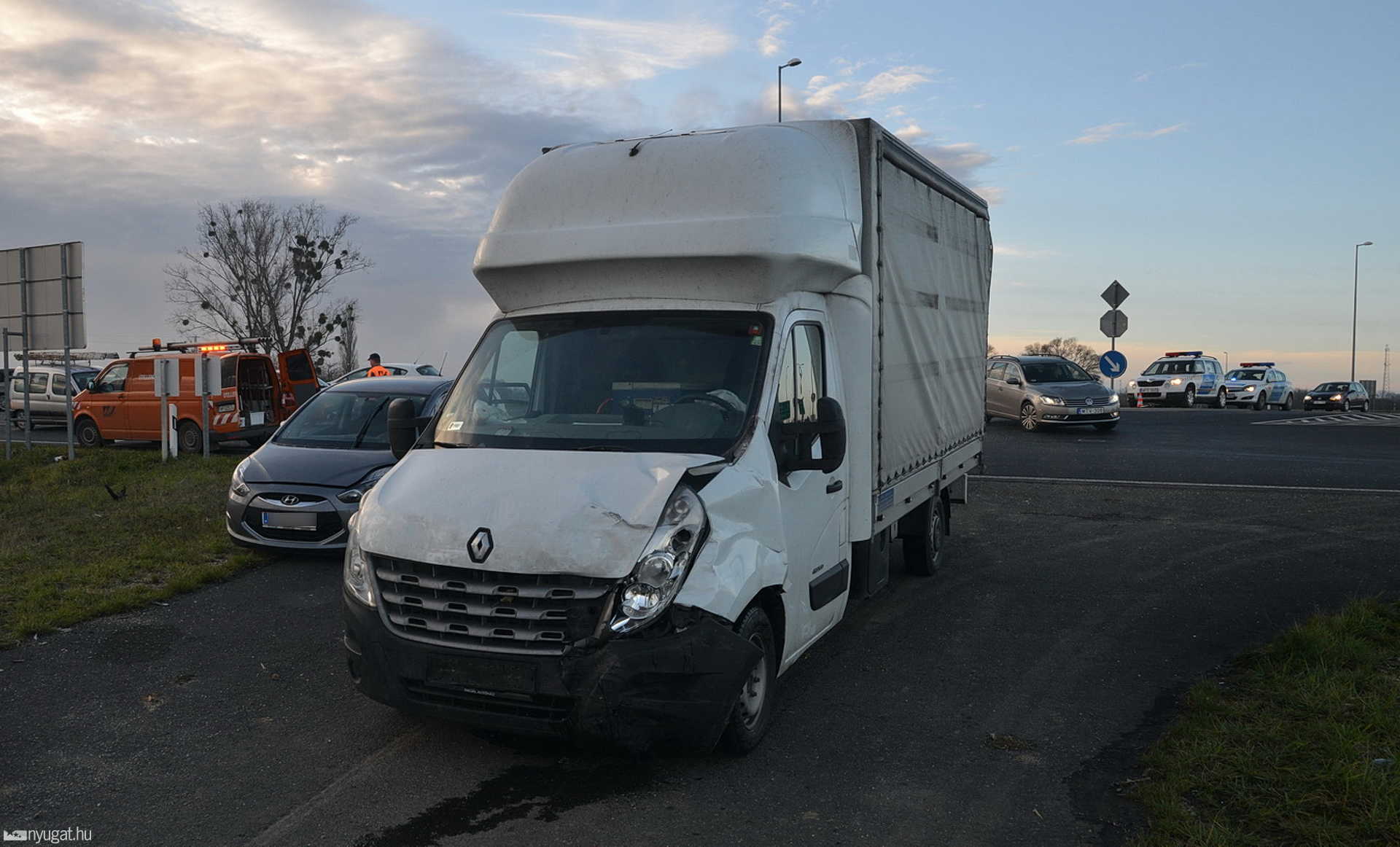 Teherautó elé hajtott a Hyundai Sárvár közelében