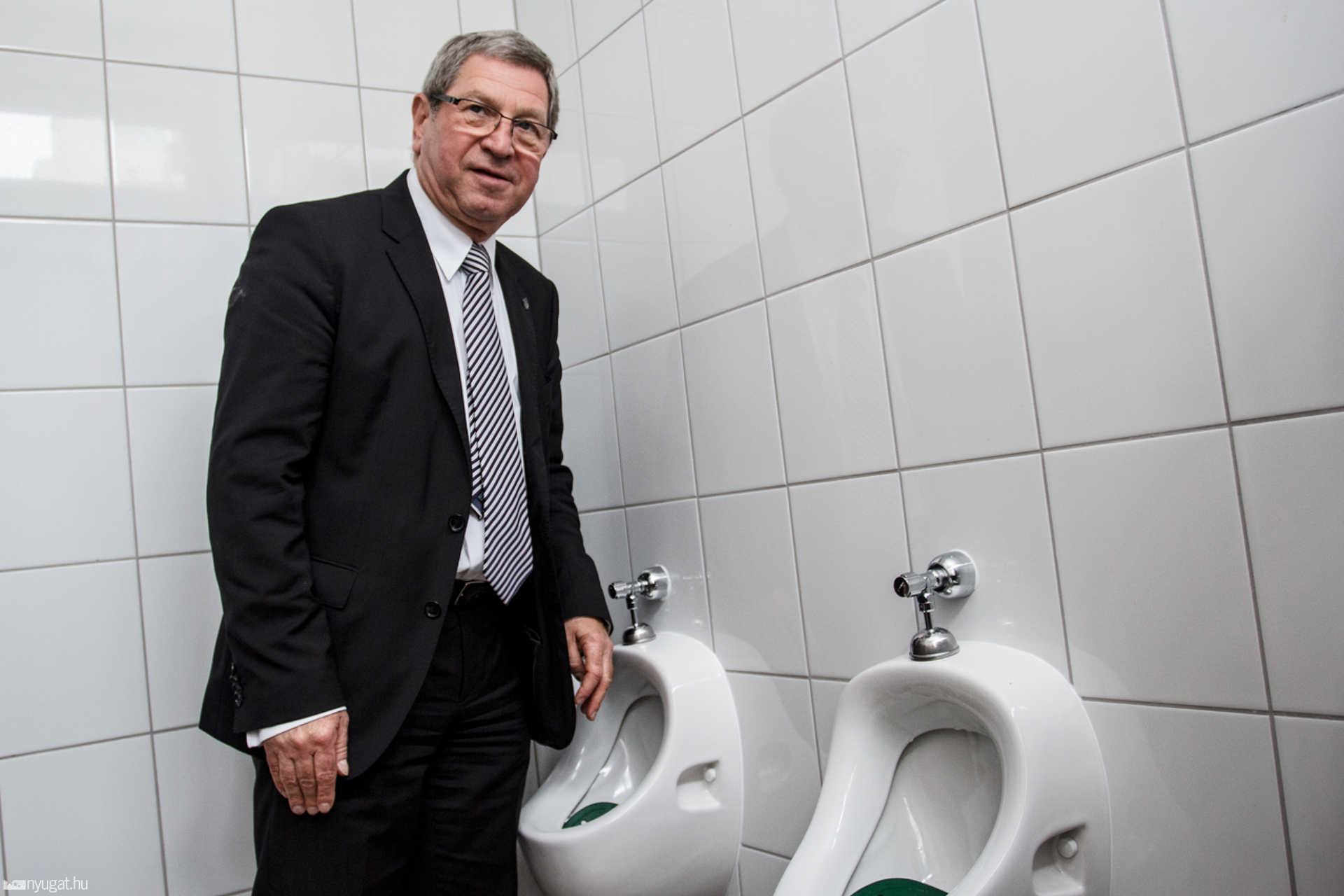 Puskás Tivadar piszoárral pózol