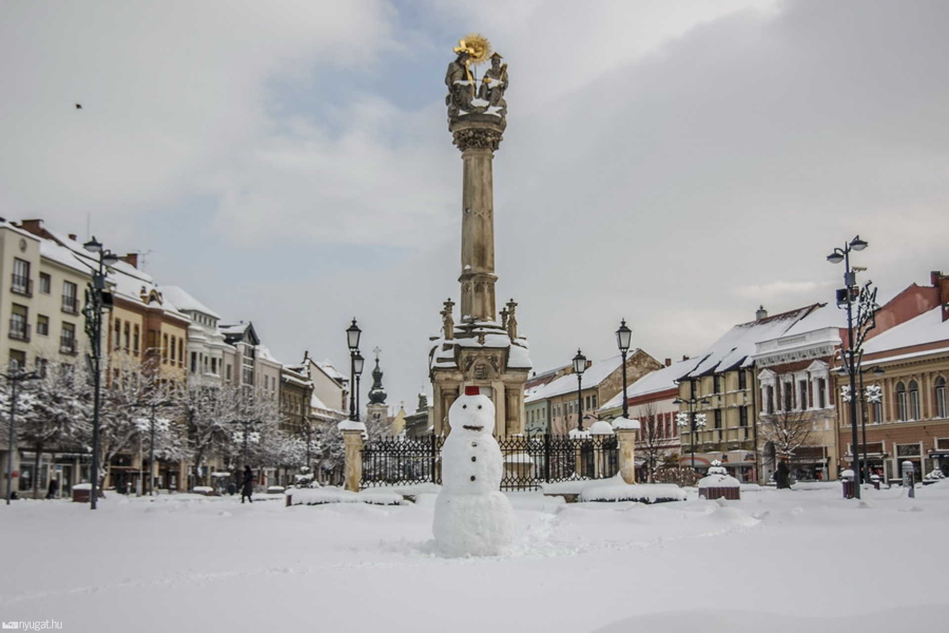 Havazás a városban - Szentháromság szobor és hóember