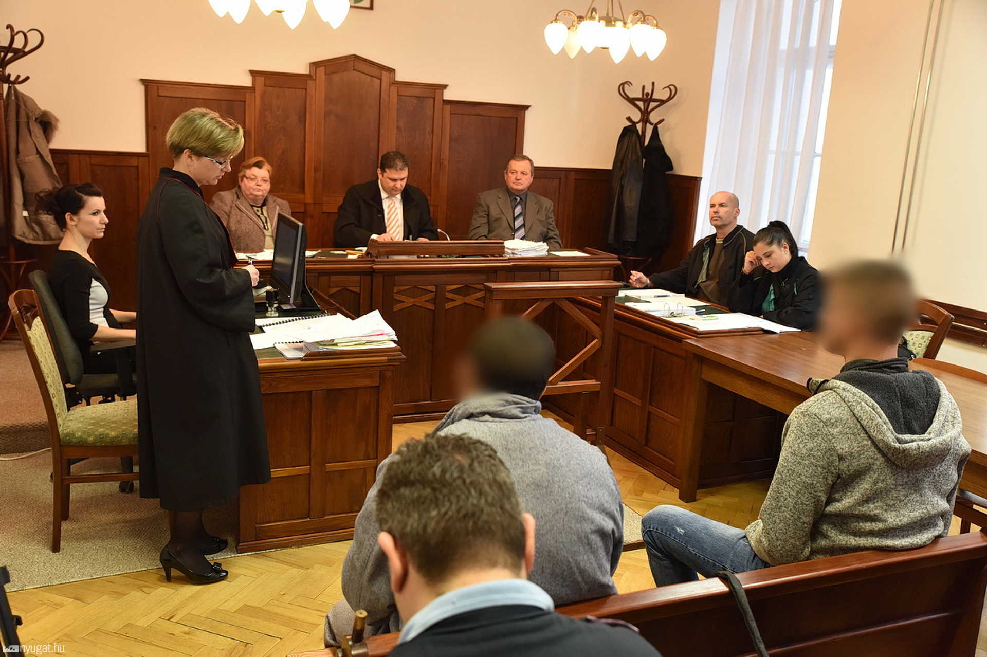 Megkezdődött a hajléktalan nőt megmérgező hajléktalanok tárgyalása
