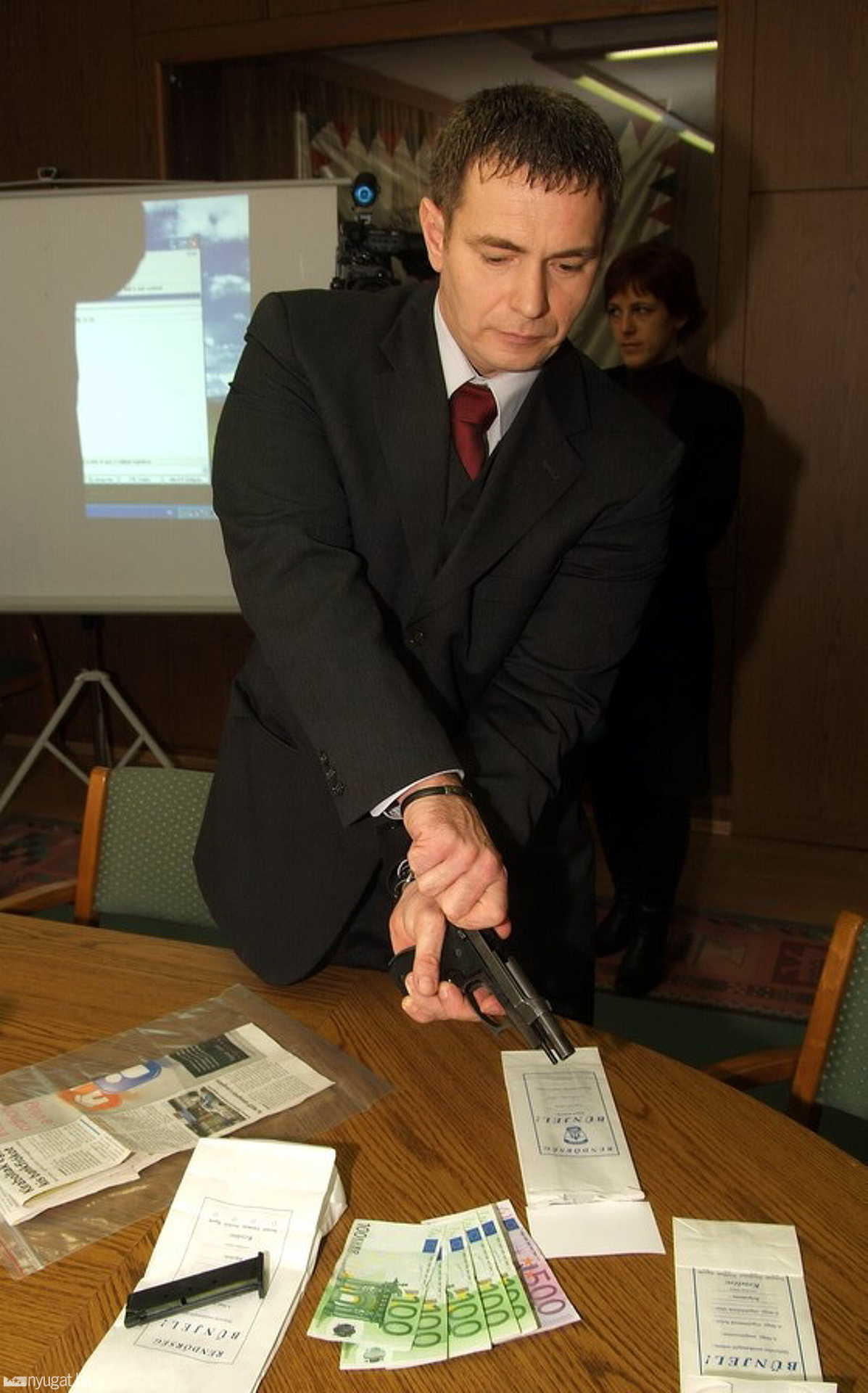 Prácser Gábor alezredes a riasztófegyverrel