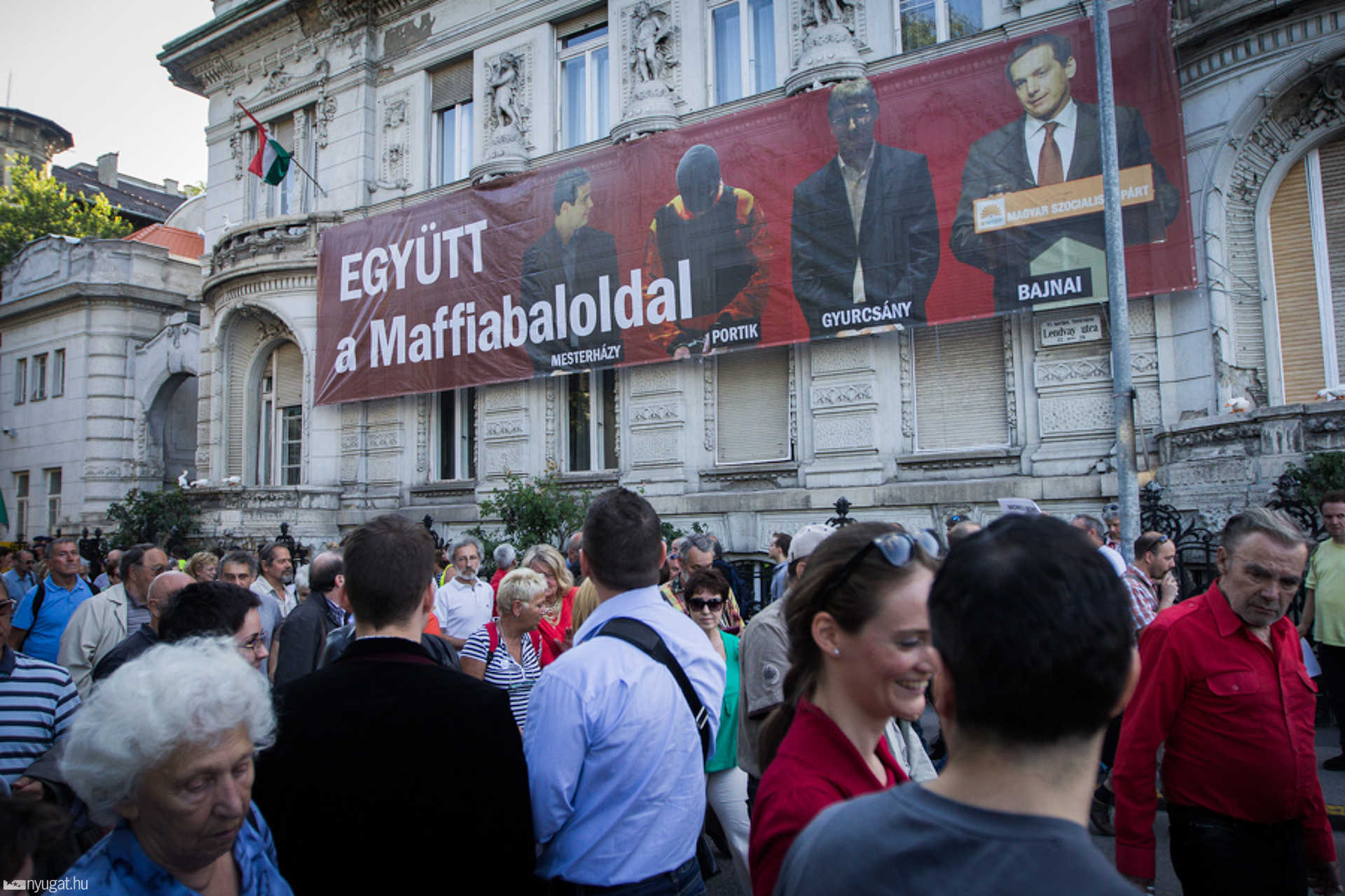 Elég a Fidesz-maffiából: tüntetés a pártszékháznál