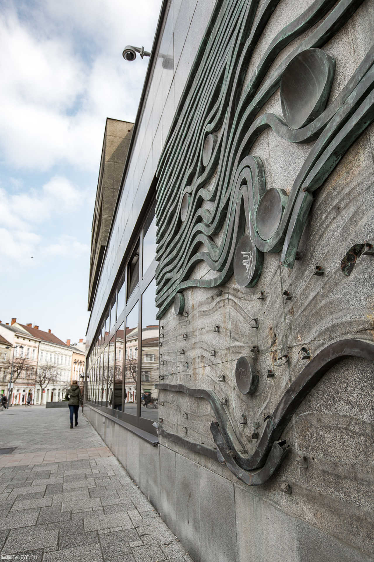 Megrongálták a Bejczy utcai domborművet