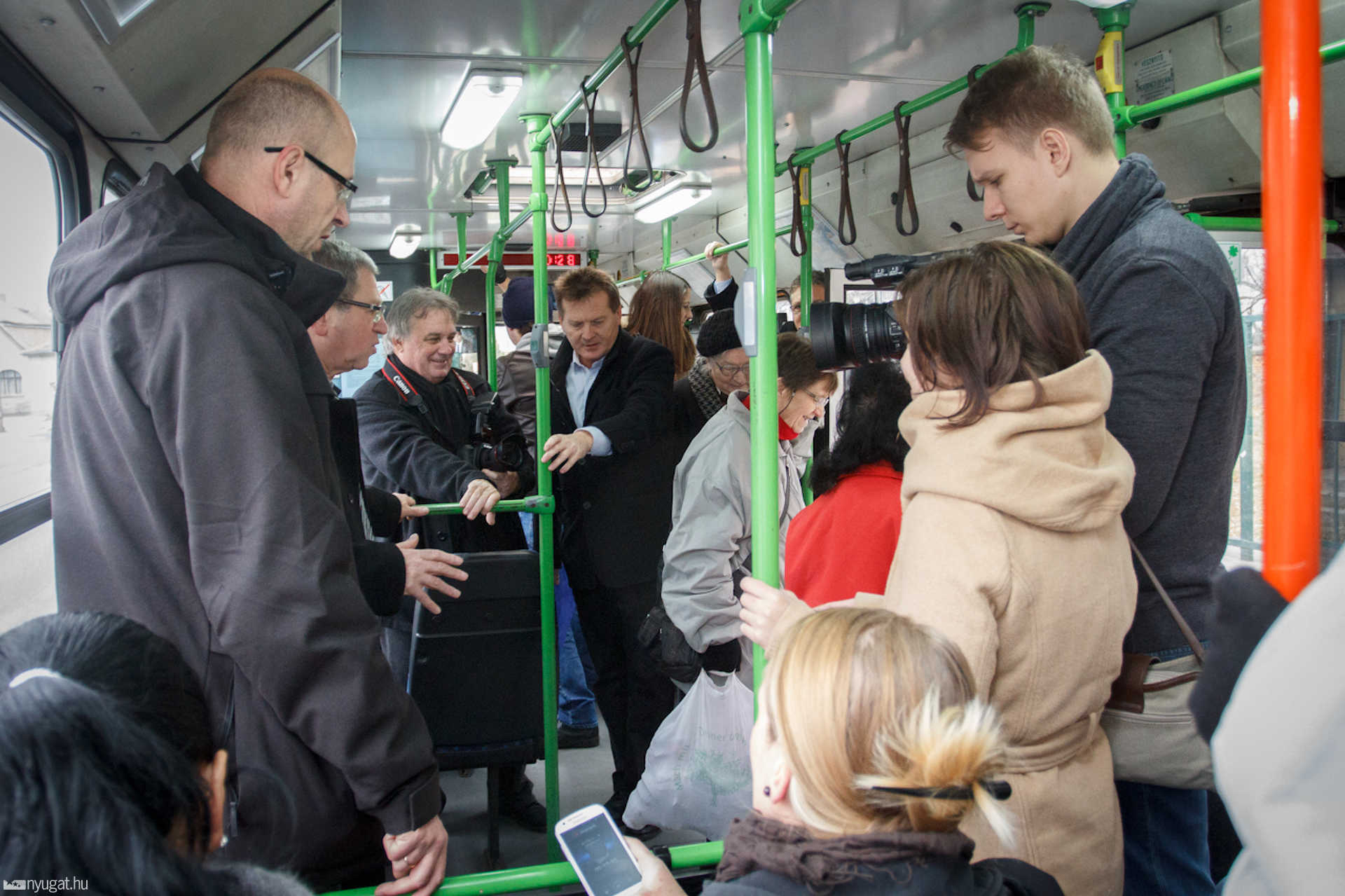 Kiállítás megnyitó és sajtótájékoztató a 30Y-os buszon