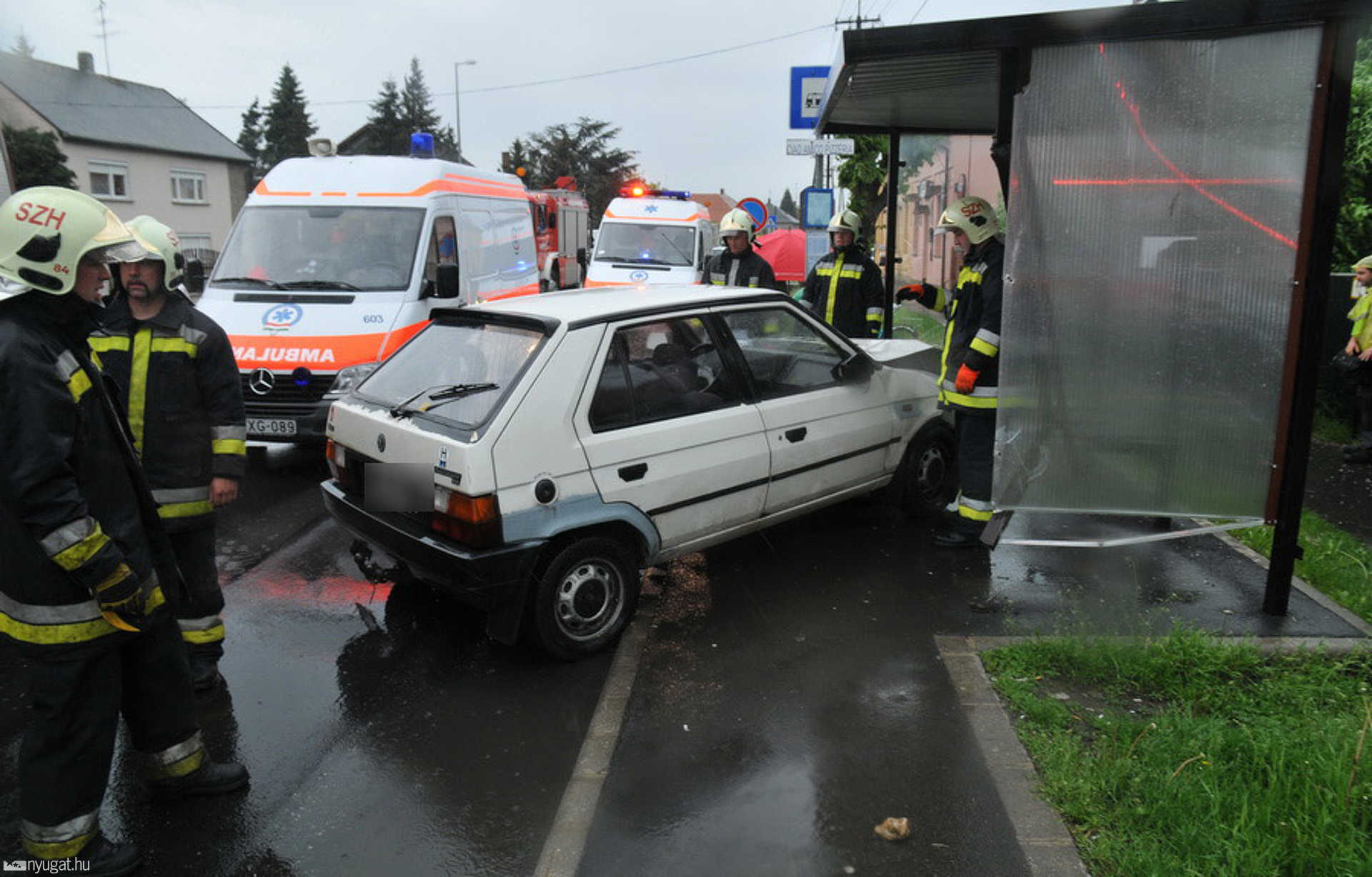 Buszmegállóba rohant a Skoda, súlyosan sérült a buszra váró nő Szombathelyen