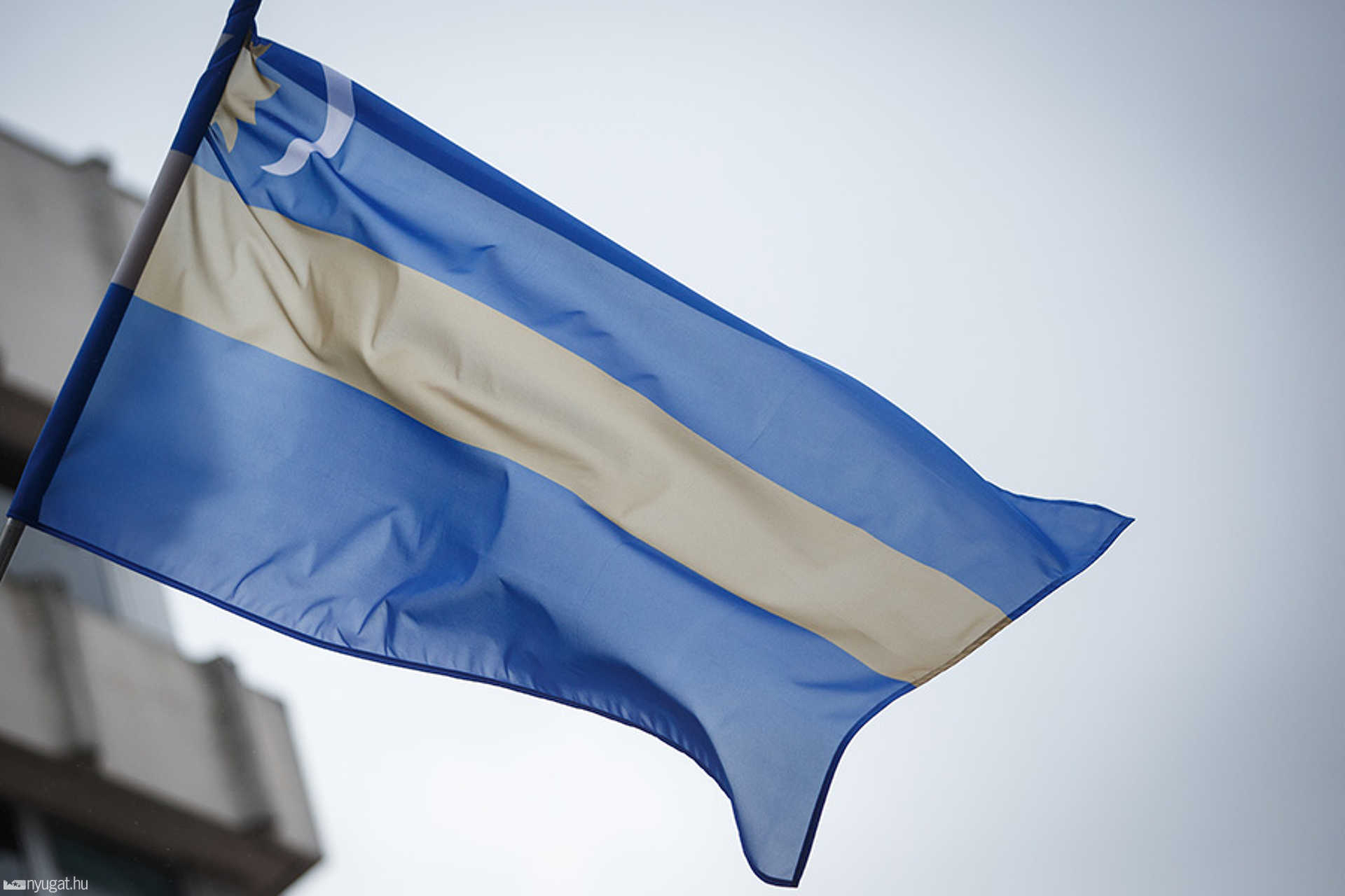 Székely zászló a szombathelyi városházán