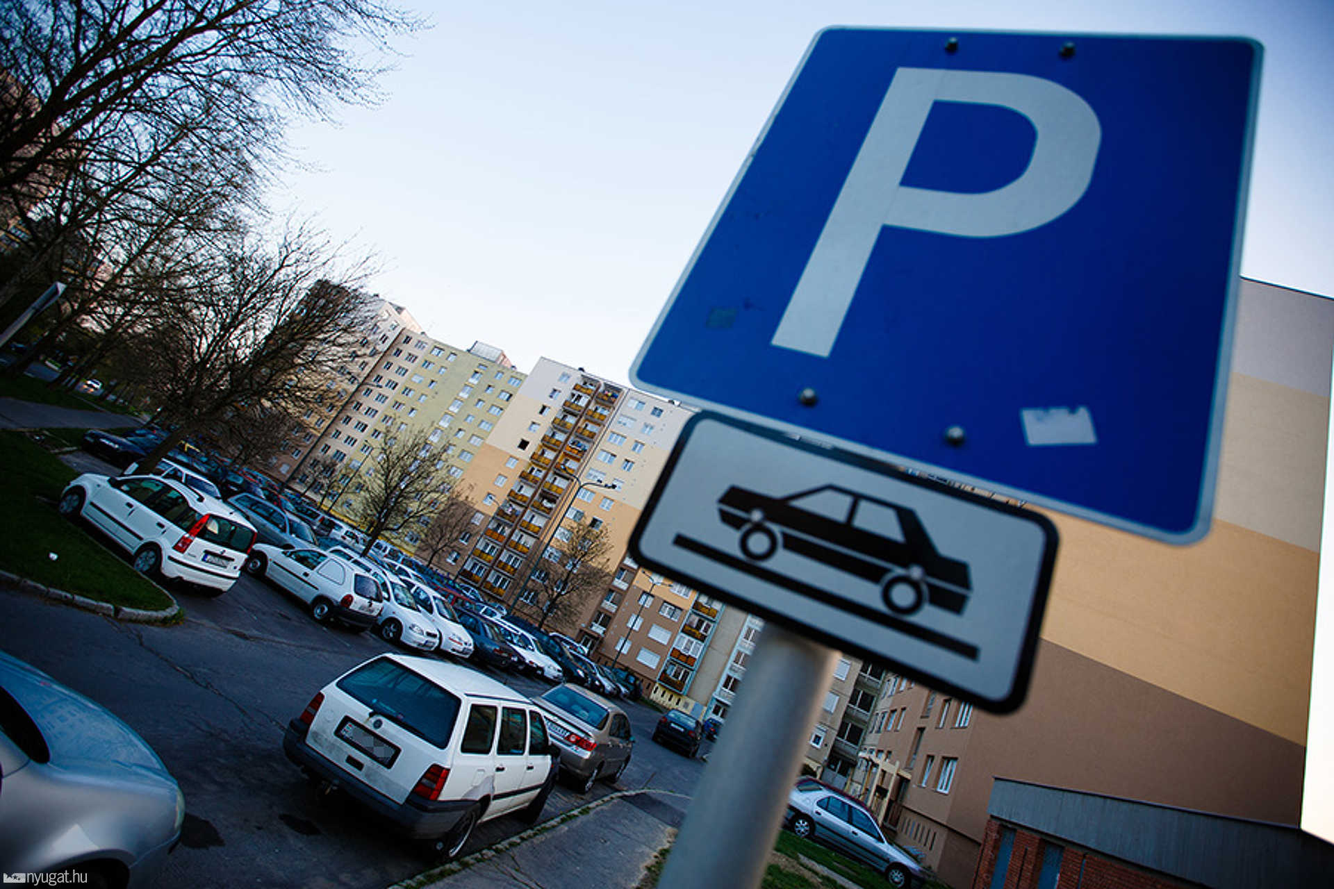 Tömött parkolók Derkovitson: Bem József utca