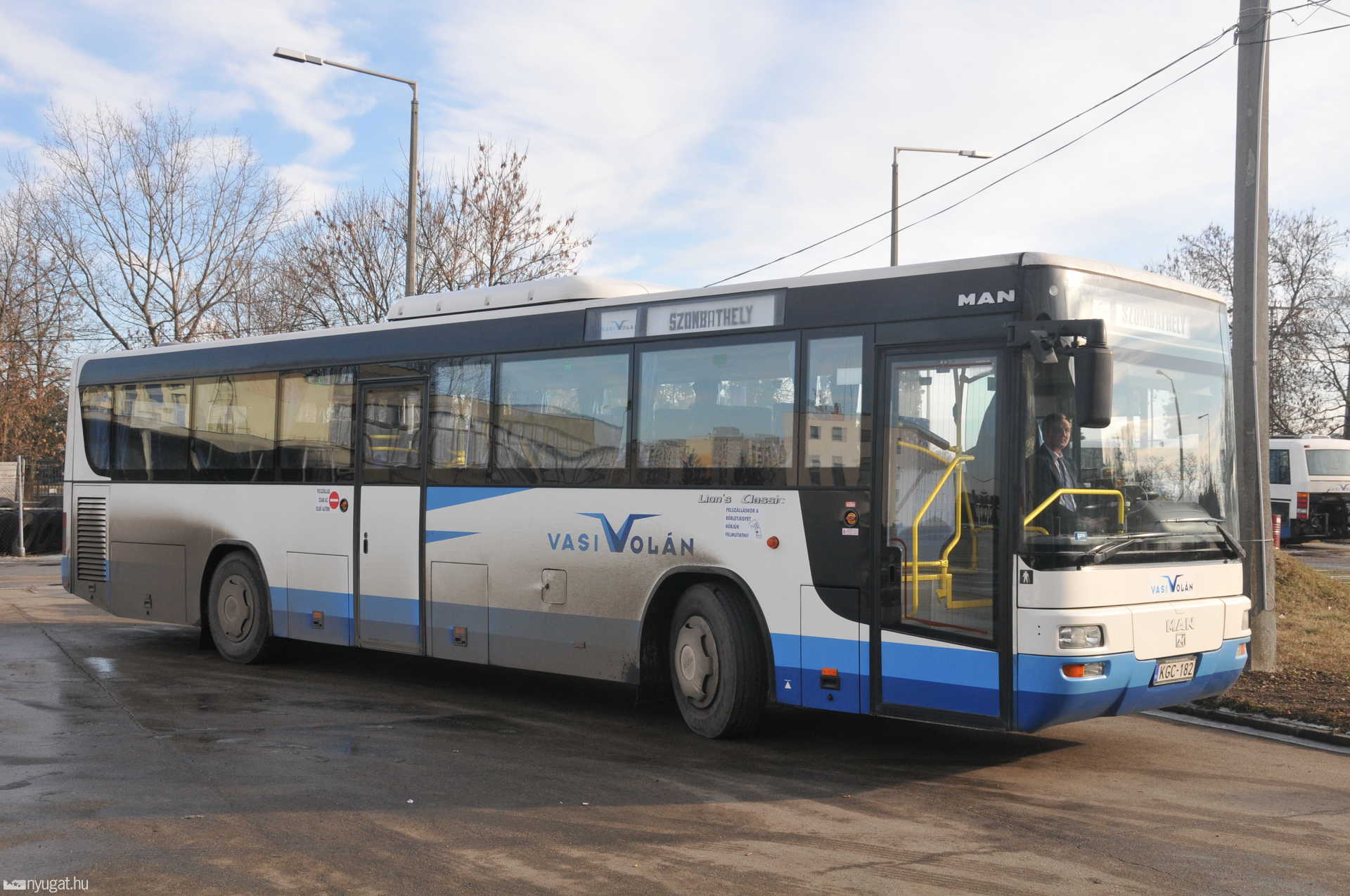 Ilyen busz zuhant rá a 28 éves szerelőre