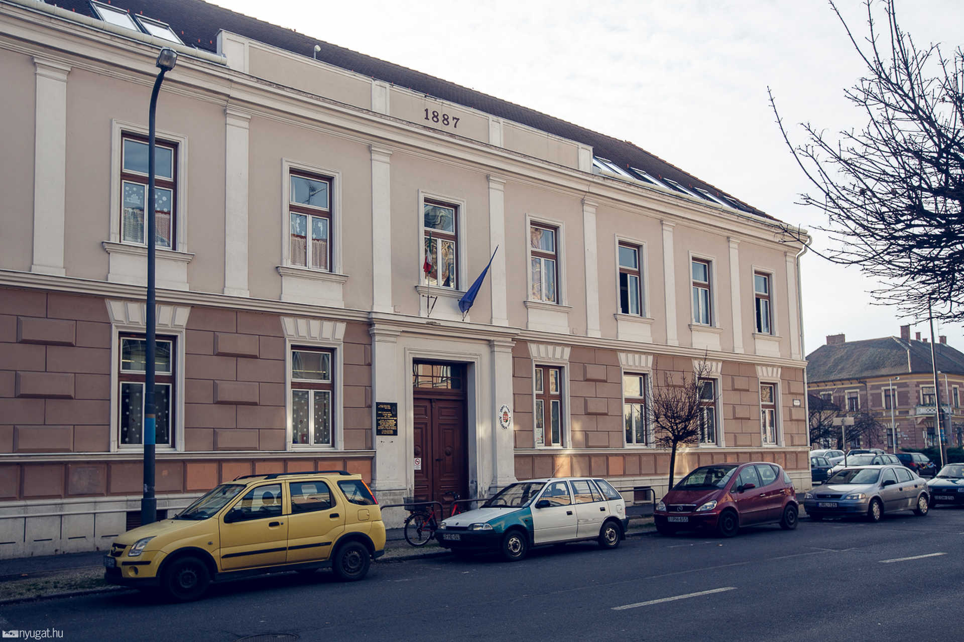 Zászlók a KDG, a Horváth Boldizsár és a Zrínyi iskolákon