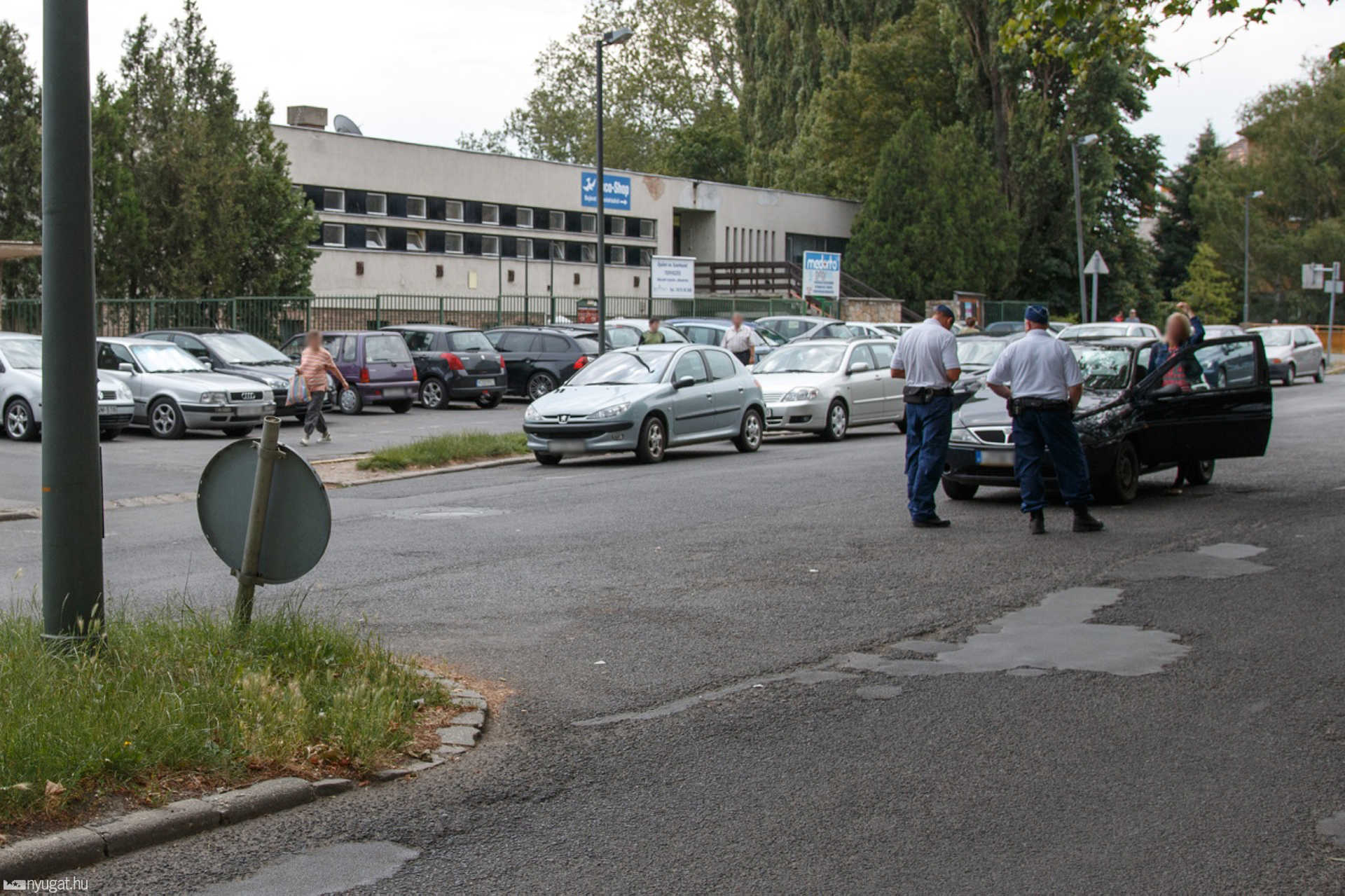 Szabálytalan parkolás a kórháznál