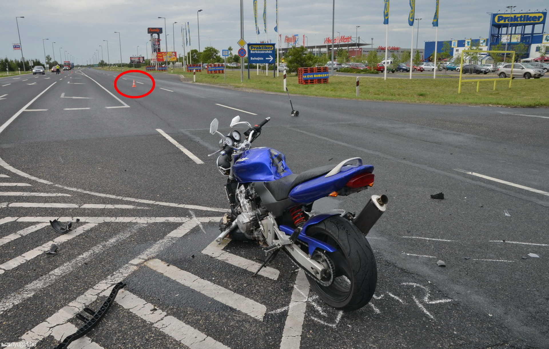 Motoros elé hajtott az autó Szombathely határában a 86-os főúton, a Tesco-nál
