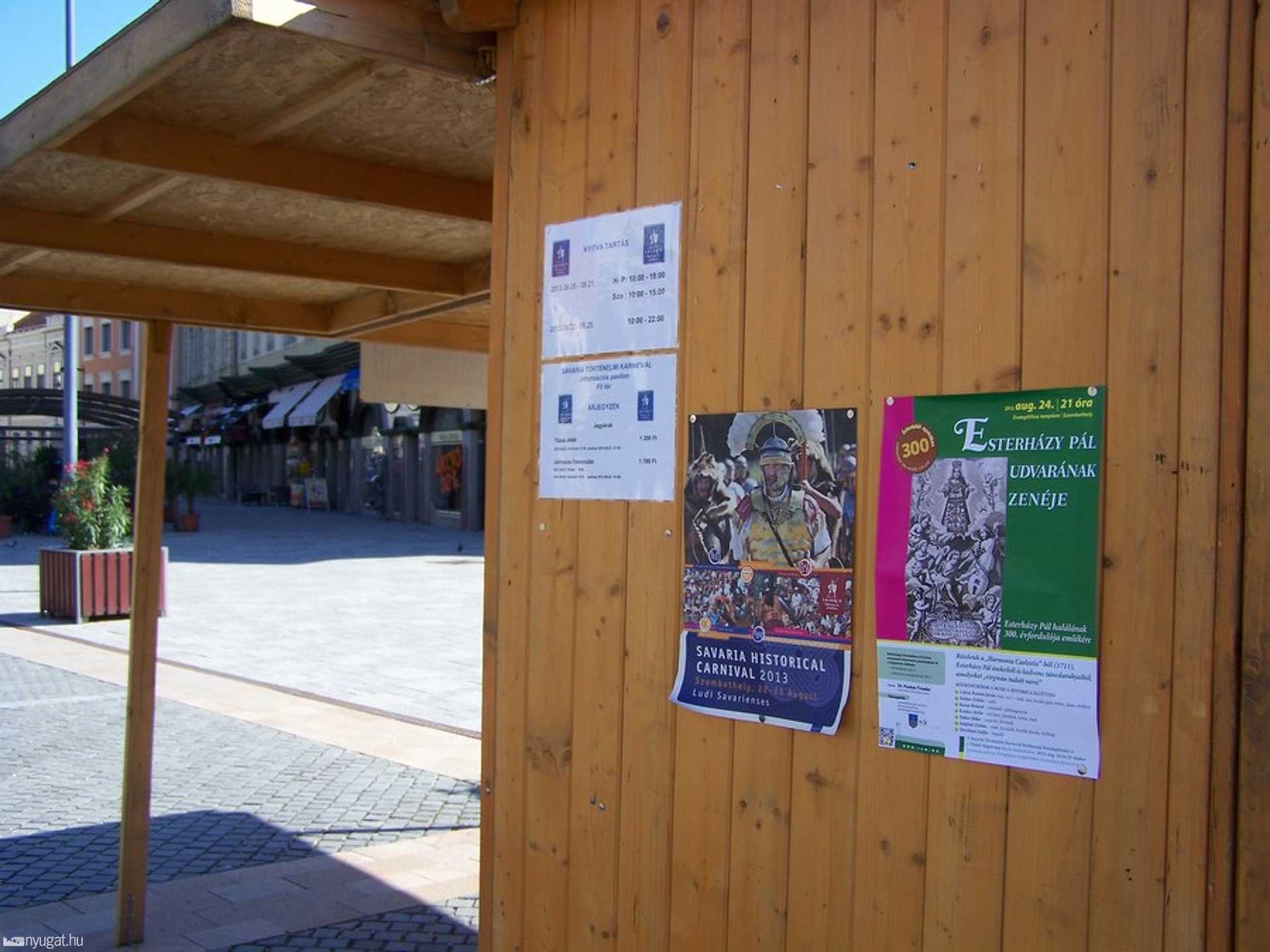 Szinte észrevétlen a kis plakát a karneváli pavilonnál