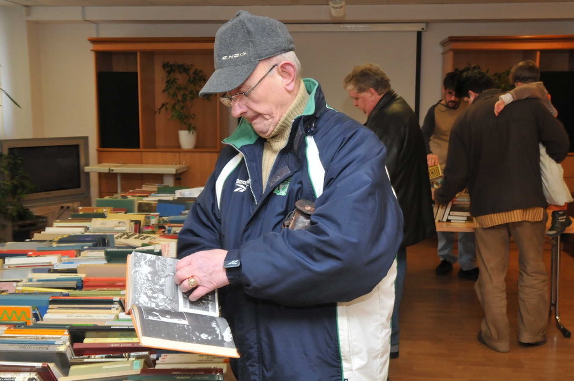 Könyvkiárusítás a Berzsenyi Dániel Megyei Könyvtárban 