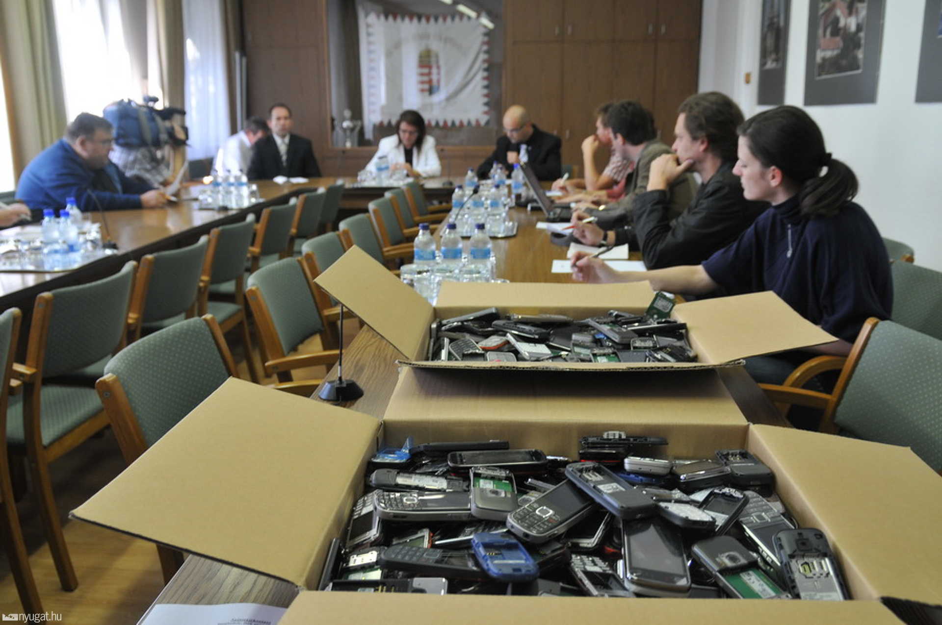 Sajtótájékoztató lefoglalt telefonokkal