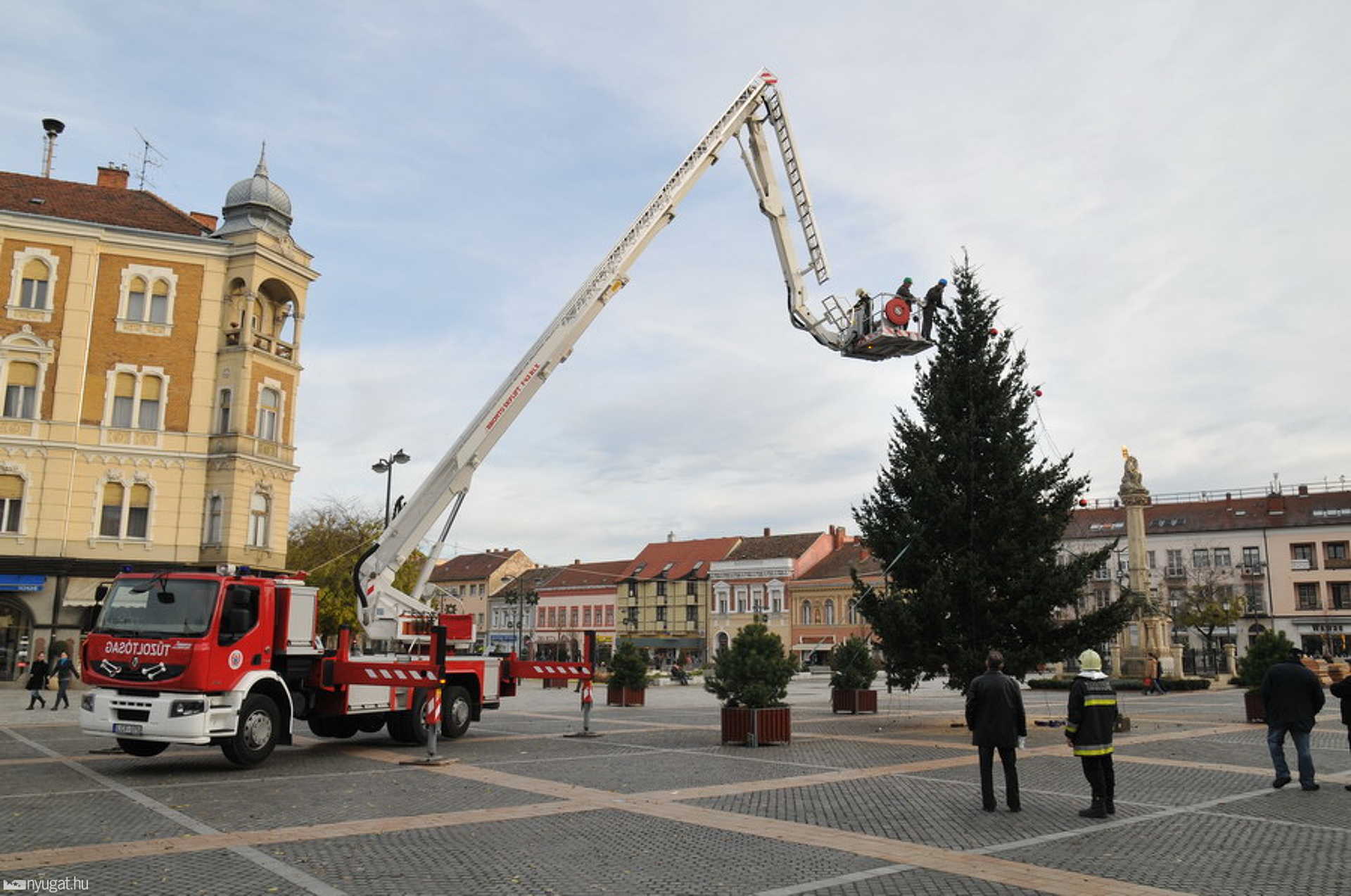 A téren sokan megcsodálták már a karácsonyfát