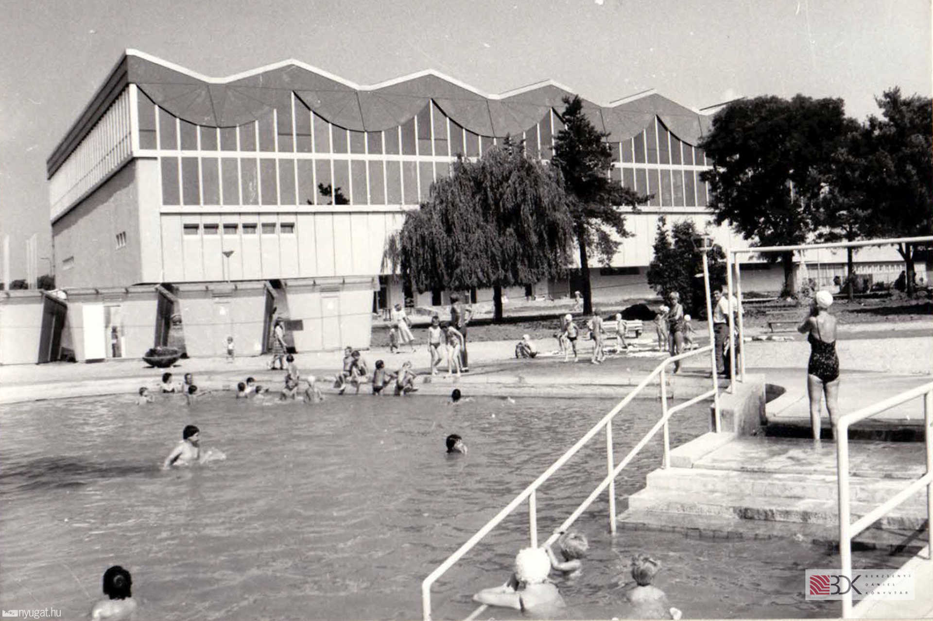 Fedett uszoda