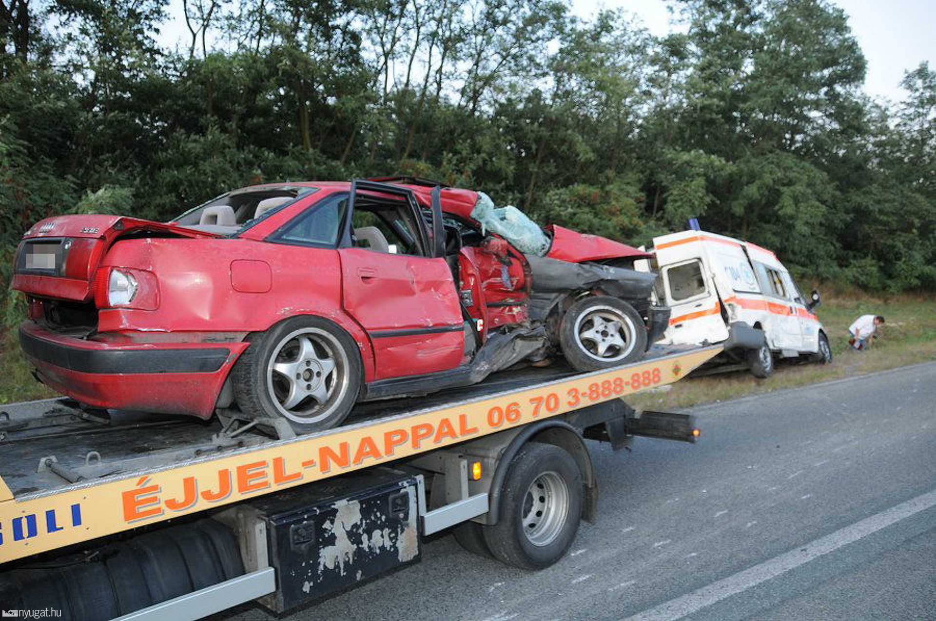 Mentőbaleset a 8-as úton, Szemenyénél - Az Audi lökkte árokba a balesethez érkező mentőt