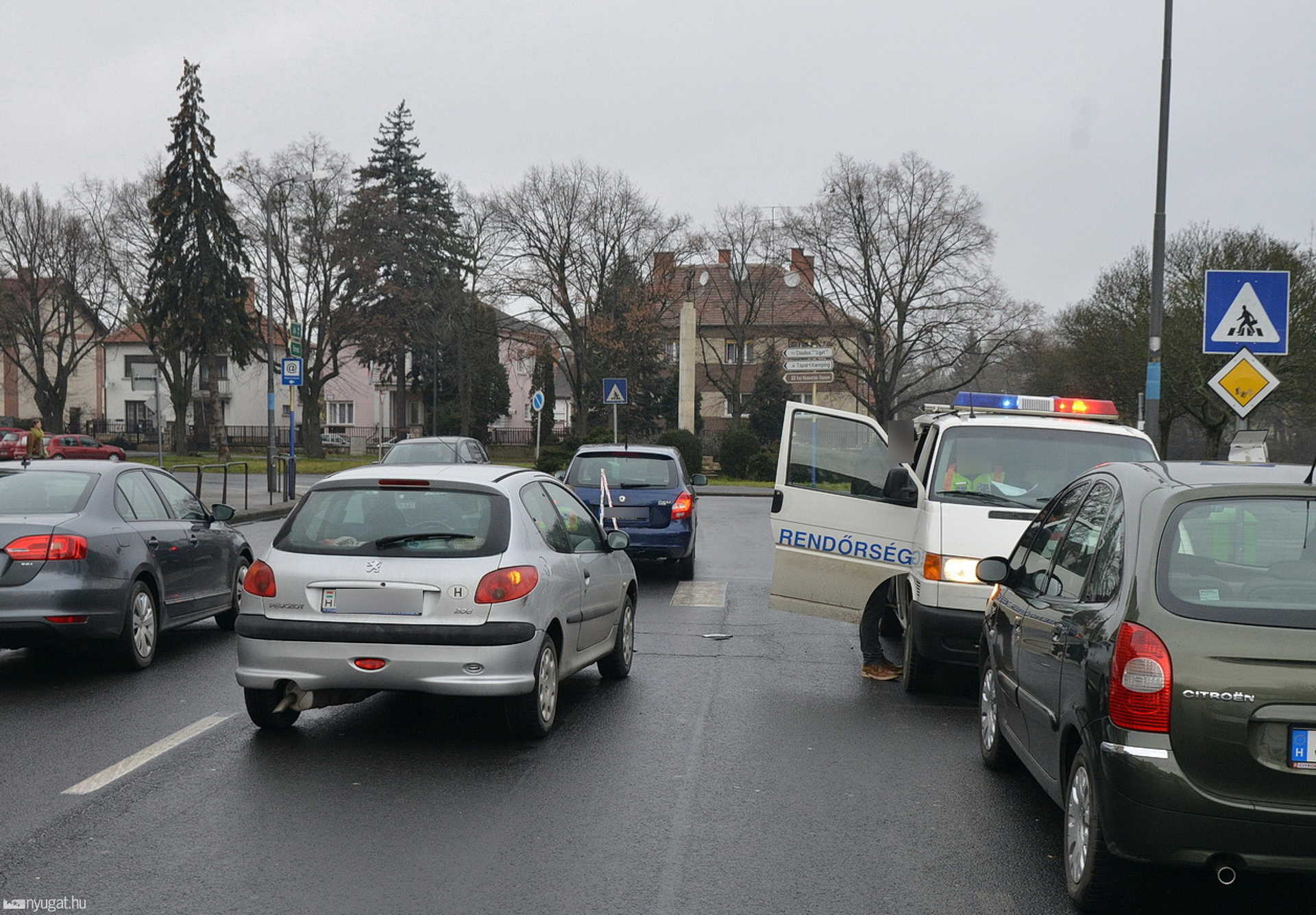 Gyalogátkelőnél álló autóba hajtott egy Peugeot Szombathelyen