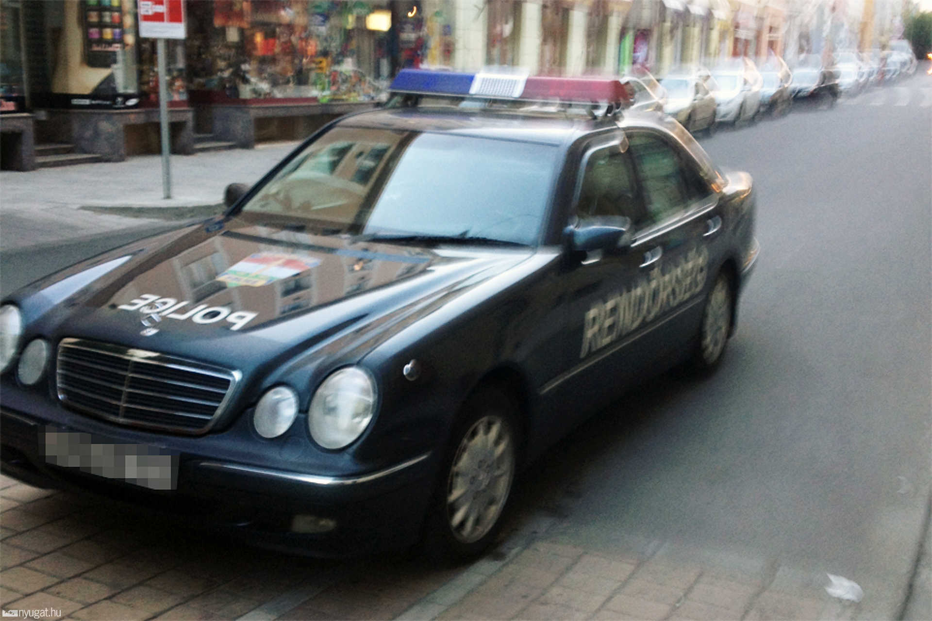 Tilosban parkoló rendőrségi Mercedes