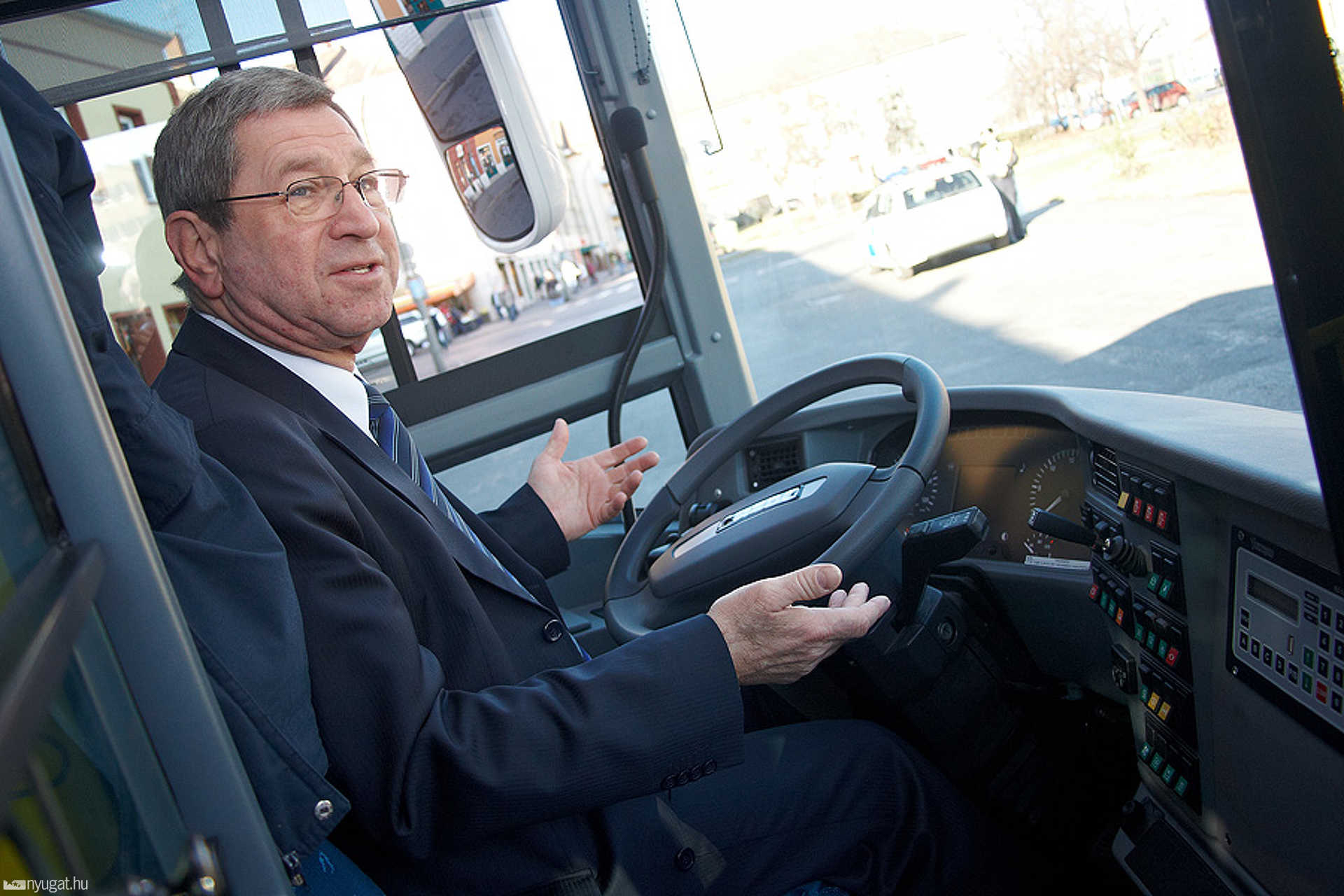 Új autóbuszokat adtak át