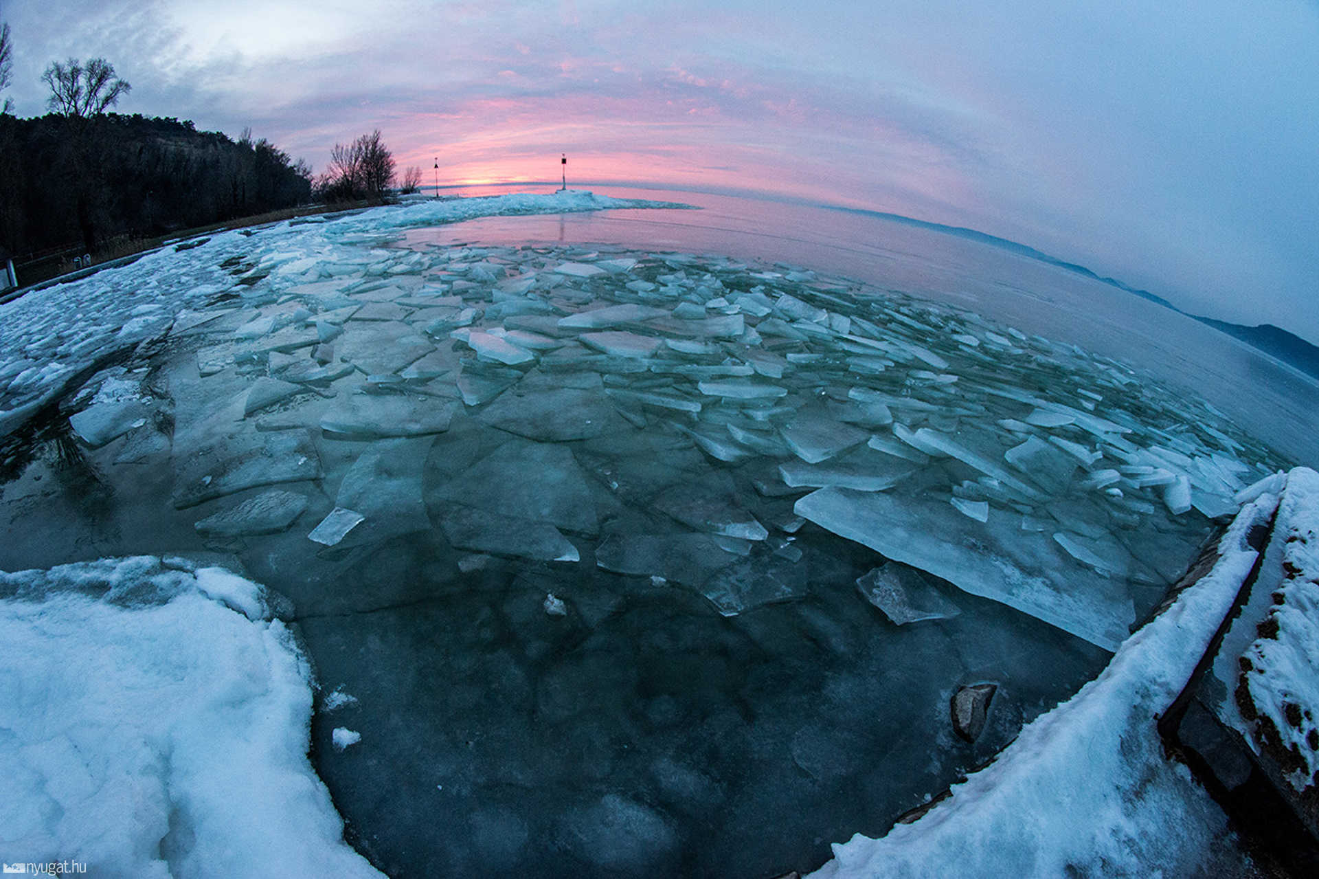 Befagyott Balaton Fonyódnál