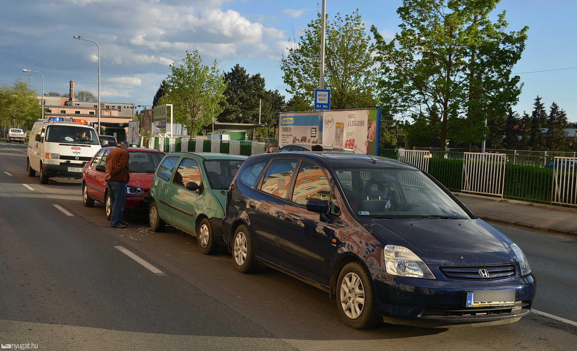 Hármas baleset és előállítás a Rohonci úton