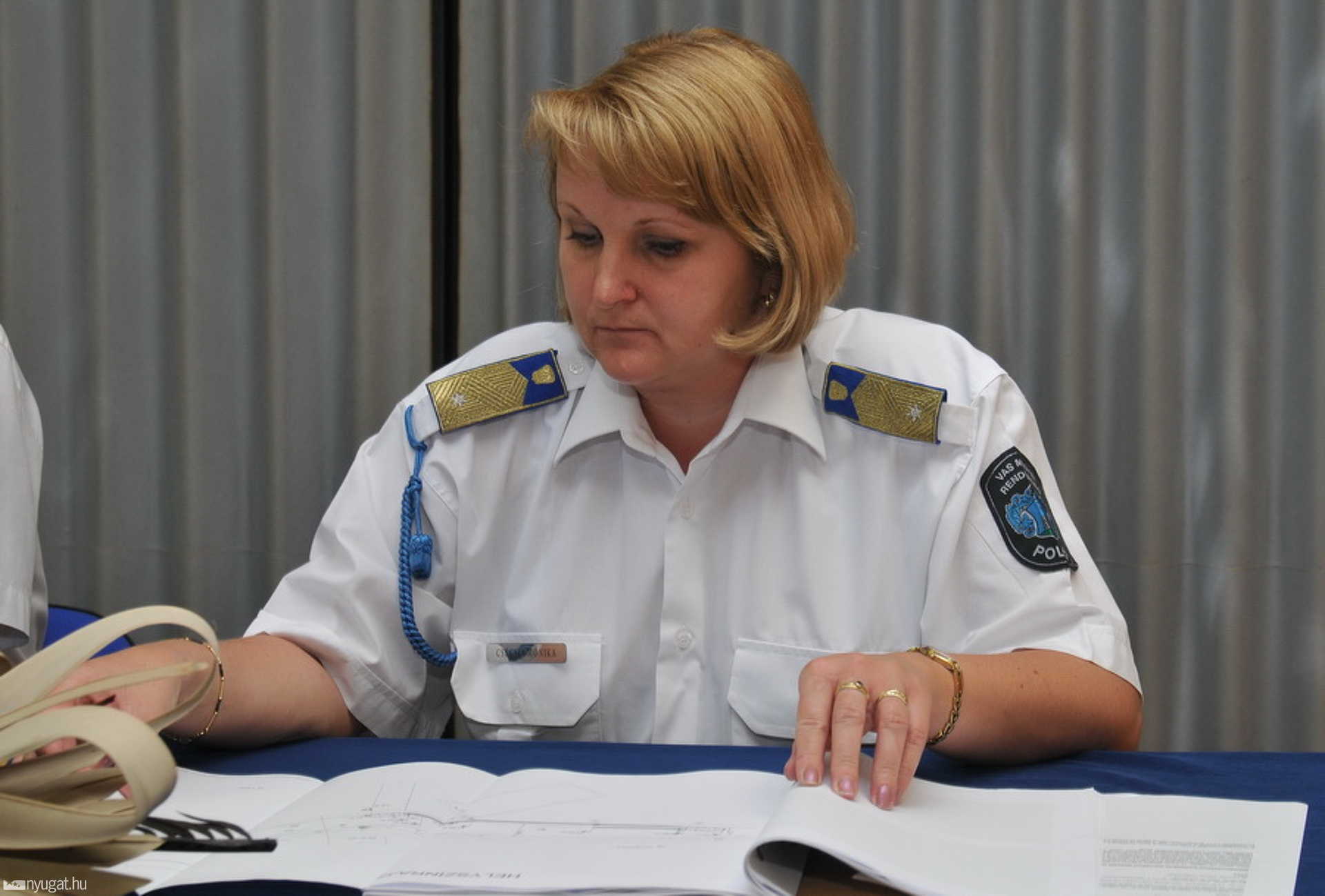 Csécsei Mónika őrnagy a baleset helyszínrajzával