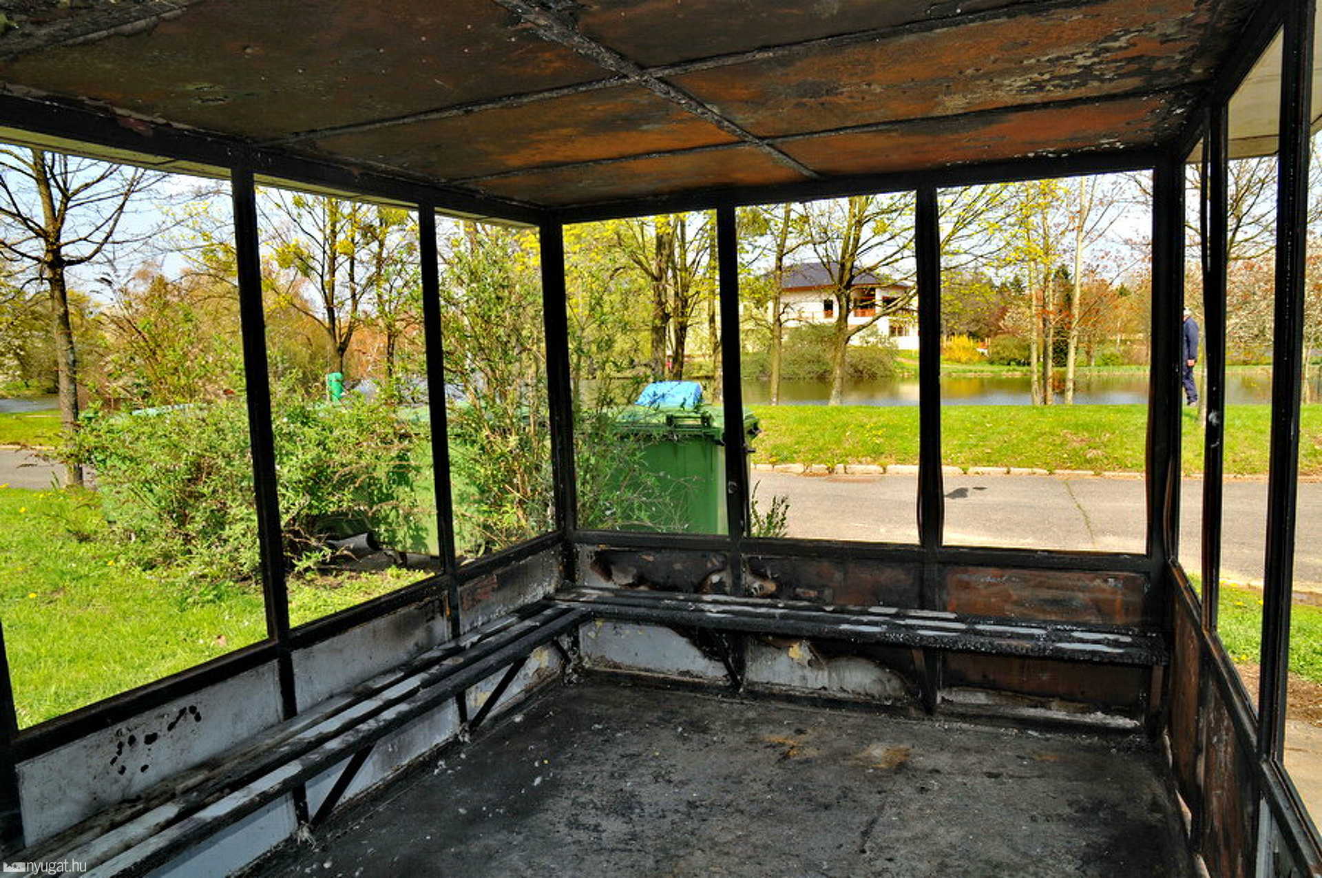 Kiégett a hajléktalanok által használt buszváró