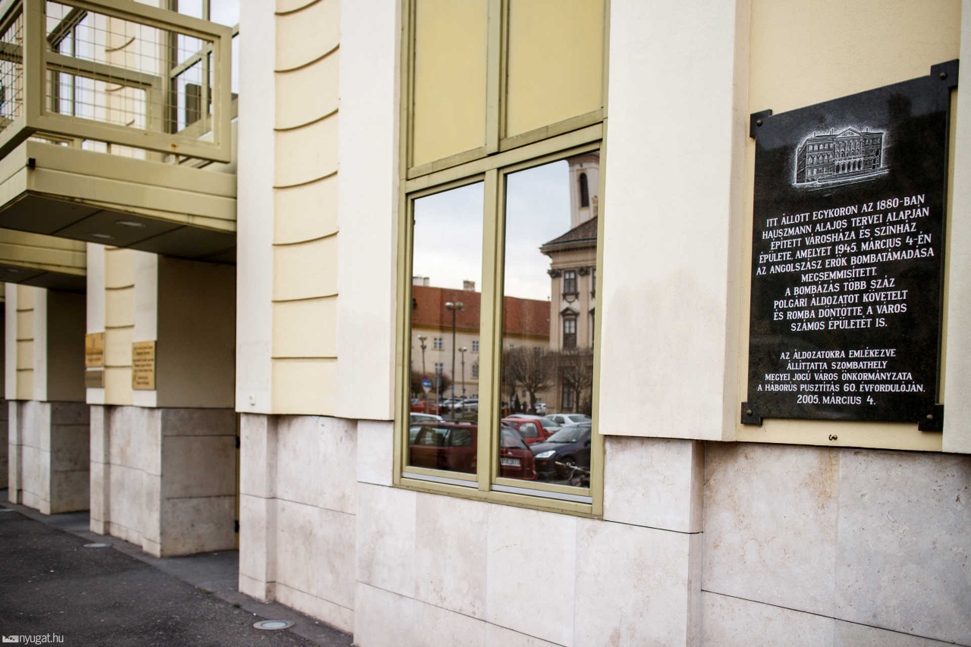 Emlékmű az 1945 március 4-i bombatámadásról a Berzsenyi téren
