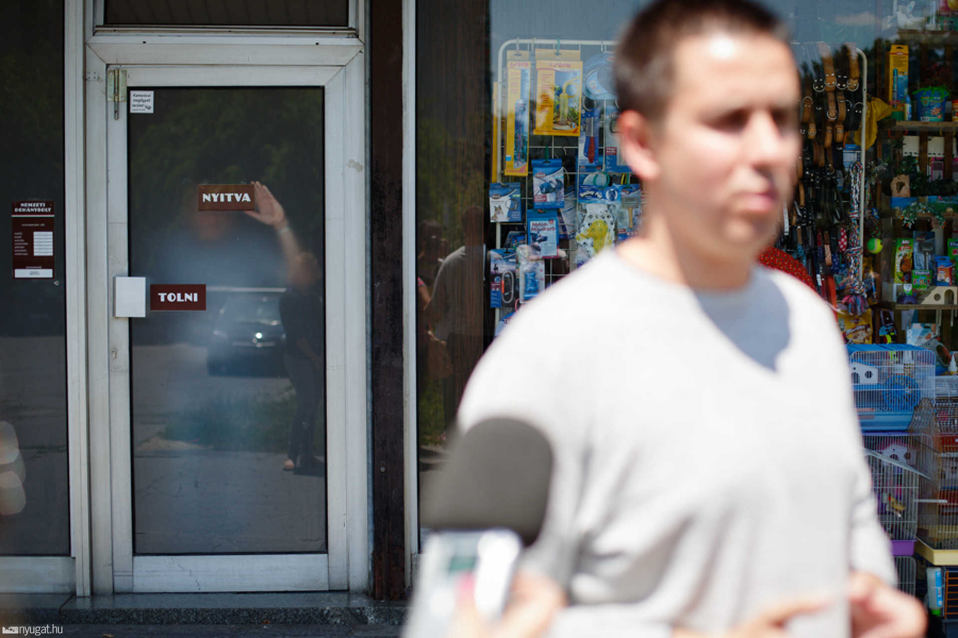 Sajtótájékoztató egy derkovitsi dohánybolt előtt
